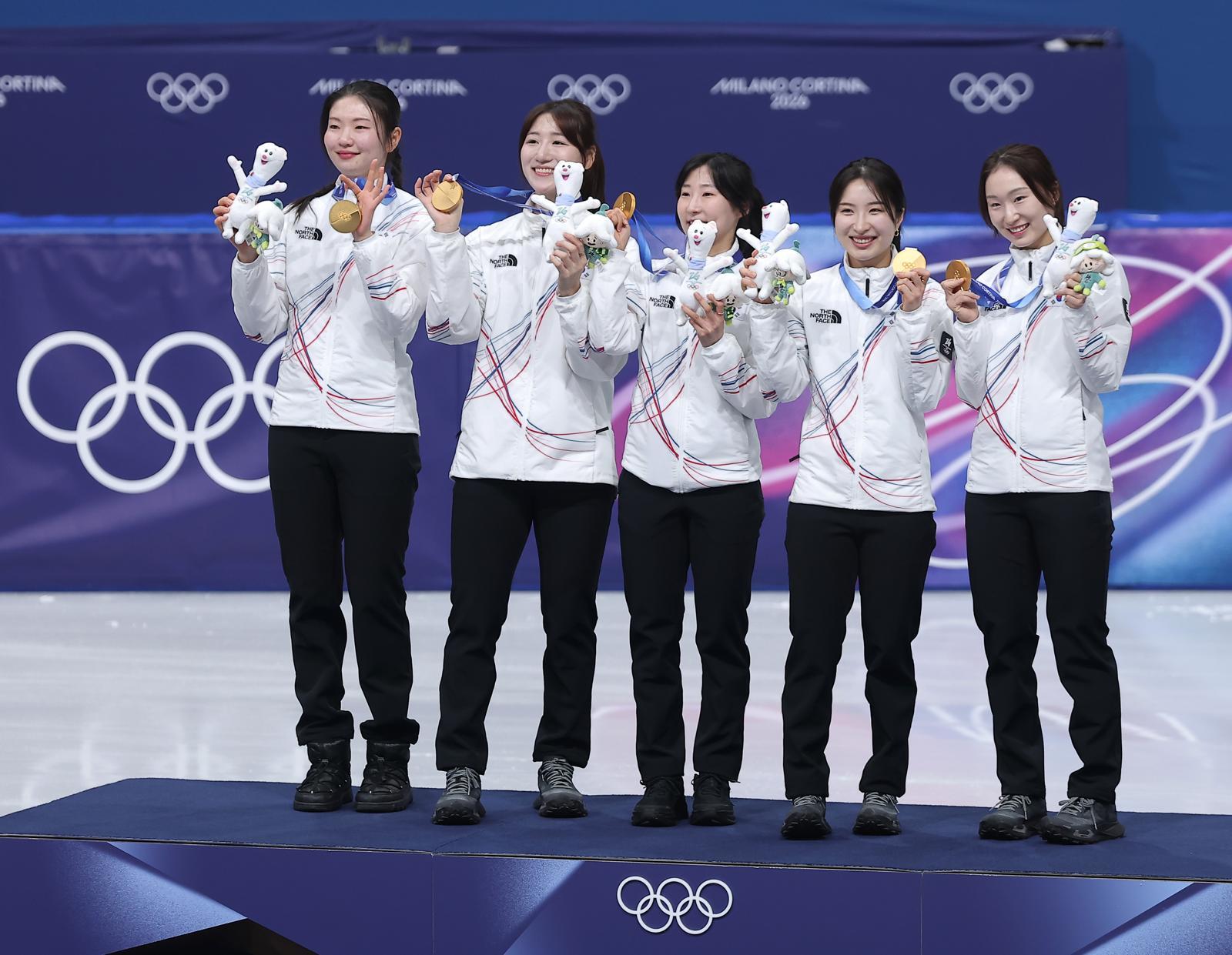 대한민국 여자 쇼트트랙 대표팀 심석희(왼쪽부터), 노도희, 이소연,  김길리, 최민정이 18일(현지시간) 이탈리아 밀라노 아이스스케이팅 아레나에서 열린 2026 밀라노·코르티나담페초 동계올림픽 쇼트트랙 여자 3000m 계주 시상식에서 금메달을 들고 기뻐하고 있다. 2026.2.19.뉴스1