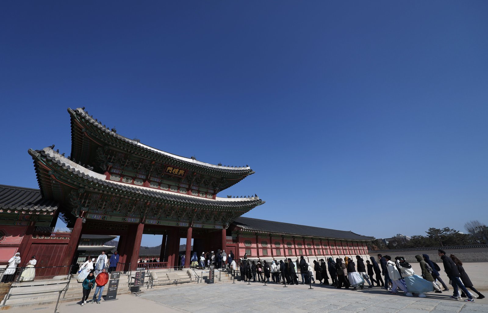 서울 낮 최고기온이 2도를 기록하며 영상 기온을 회복한 1일 서울 종로구 경복궁에서 관광객들이 내부로 입장하고 있다. 2026.02.01. 서울=뉴시스
