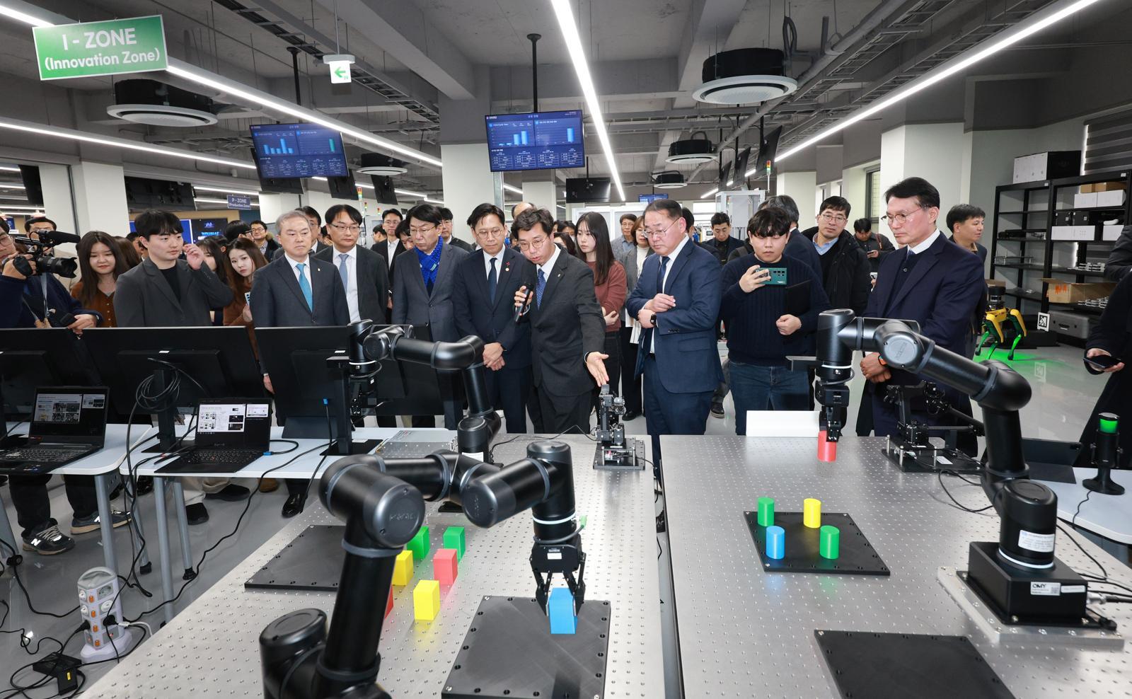 지난달 26일 전북대 피지컬 인공지능(AI) 실증 랩 개소식에서 배경훈 부총리 겸 과학기술정보통신부 장관 등이 관계자의 설명을 듣고 있다. 전북도 제공
