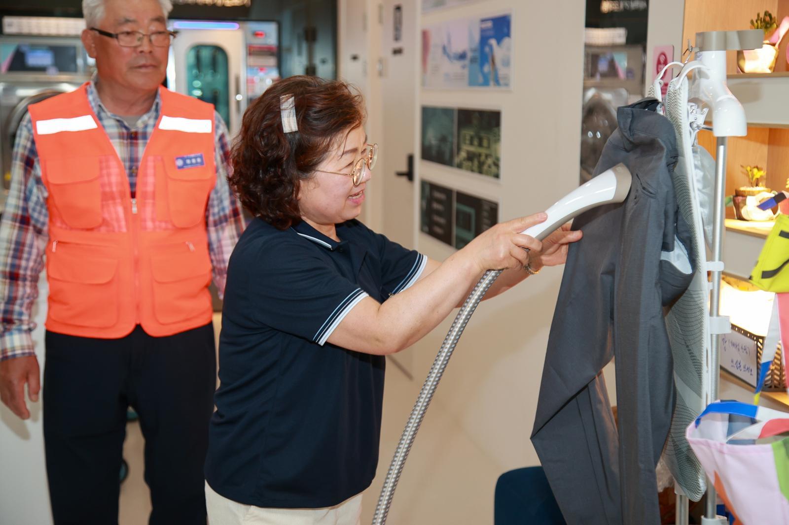 전남 영암군의 ‘기찬 빨래방’은 노인 일자리 지원사업의 성공 사례다. 차량에 세탁기, 건조기 등을 갖추고 마을로 찾아가 세탁 서비스를 제공한다. 전남도 제공