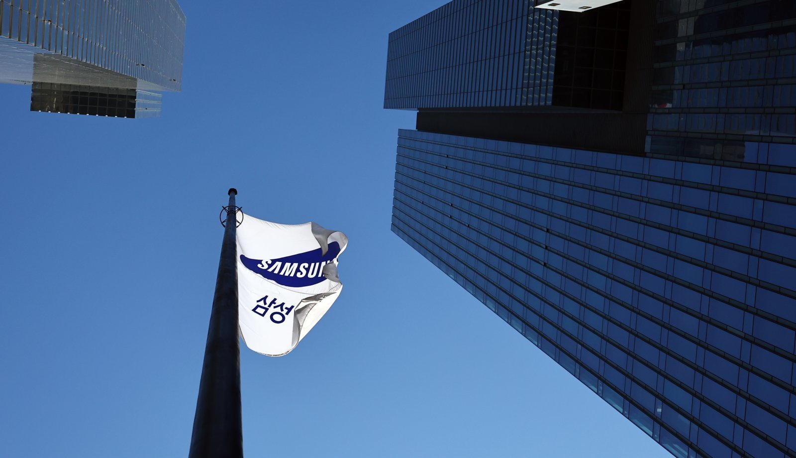 서울 서초구 삼성전자 사옥에 삼성깃발이 보이고 있다. 서울=뉴시스