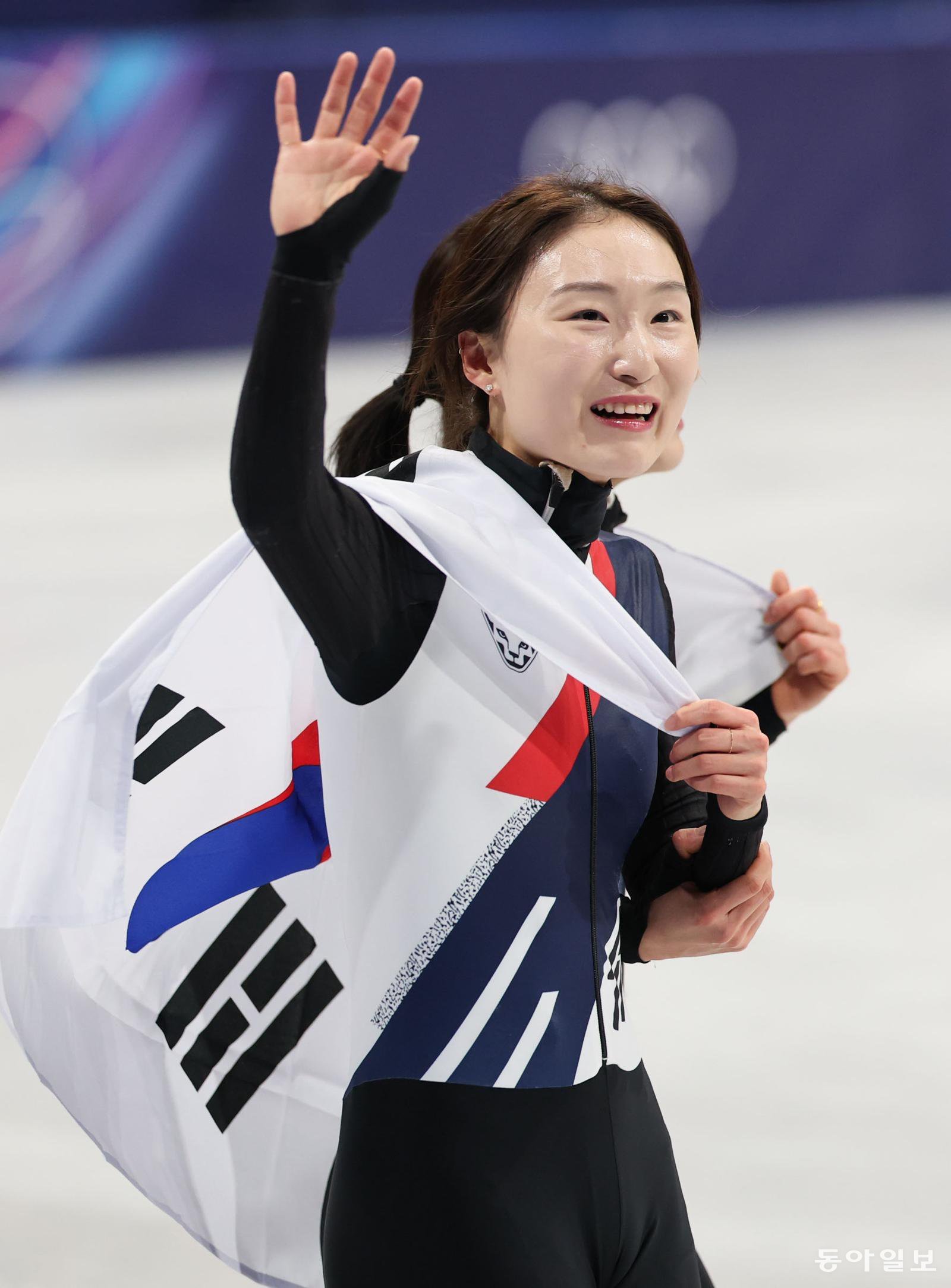 최민정이 19일 이탈리아 밀라노 아이스스케이팅 아레나에서 열린 2026 밀라노-코르티나담페초 겨울올림픽 쇼트트랙 여자 3000m 계주에서 금메달을 확정한 뒤 태극기를 몸에 두른 채 관중석을 향해 손을 흔들고 있다. 밀라노=전영한 기자 scoopjyh@donga.com