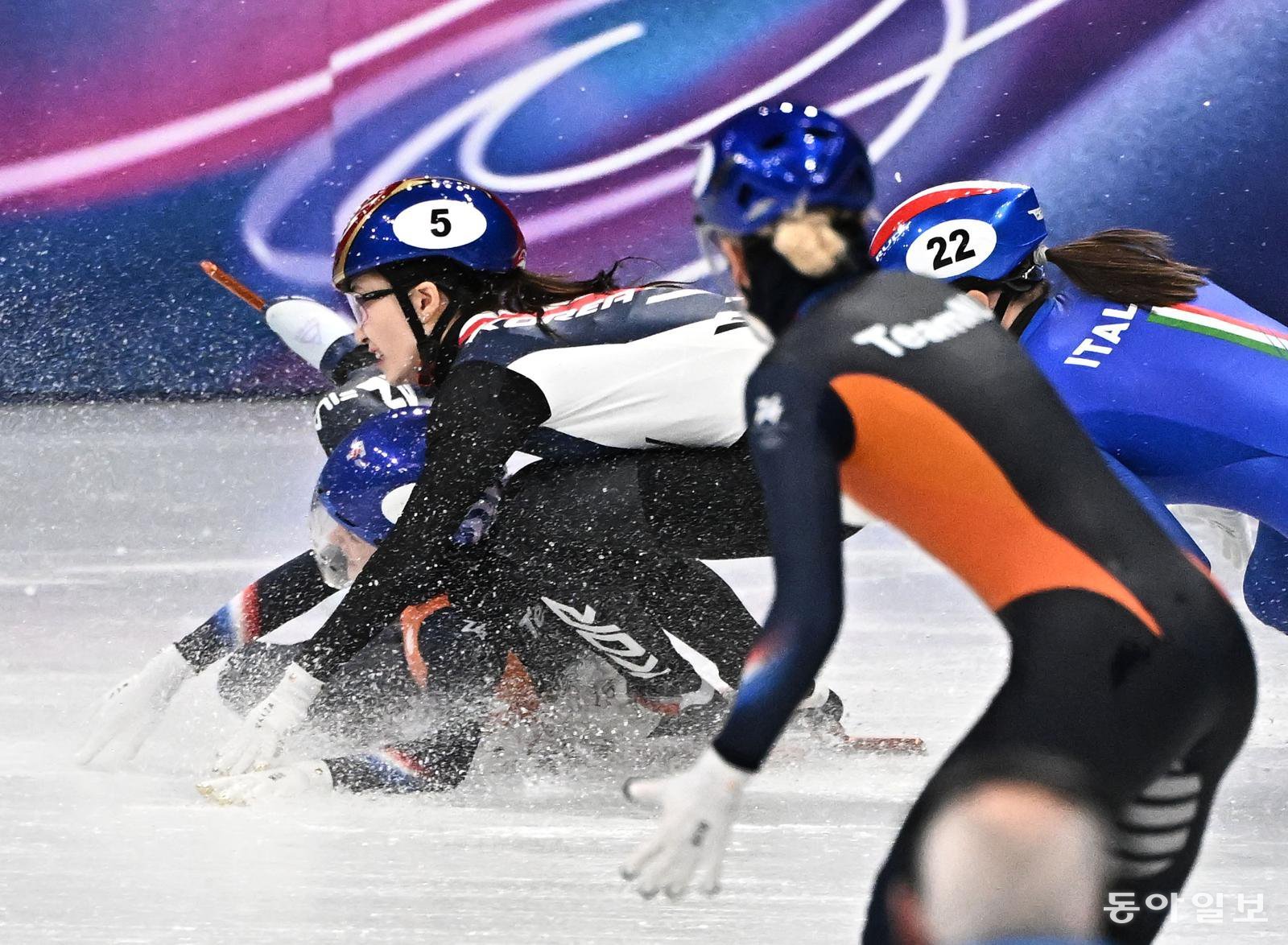 최민정이 19일 이탈리아 밀라노 아이스스케이팅 아레나에서 열린 2026 밀라노-코르티나담페초 겨울올림픽 쇼트트랙 여자 3000m 계주 결선에서  네덜란드 선수가 넘어지며 충돌하려 하자 중심을 잡고 버티는 모습. 밀라노=전영한 기자 scoopjyh@donga.com