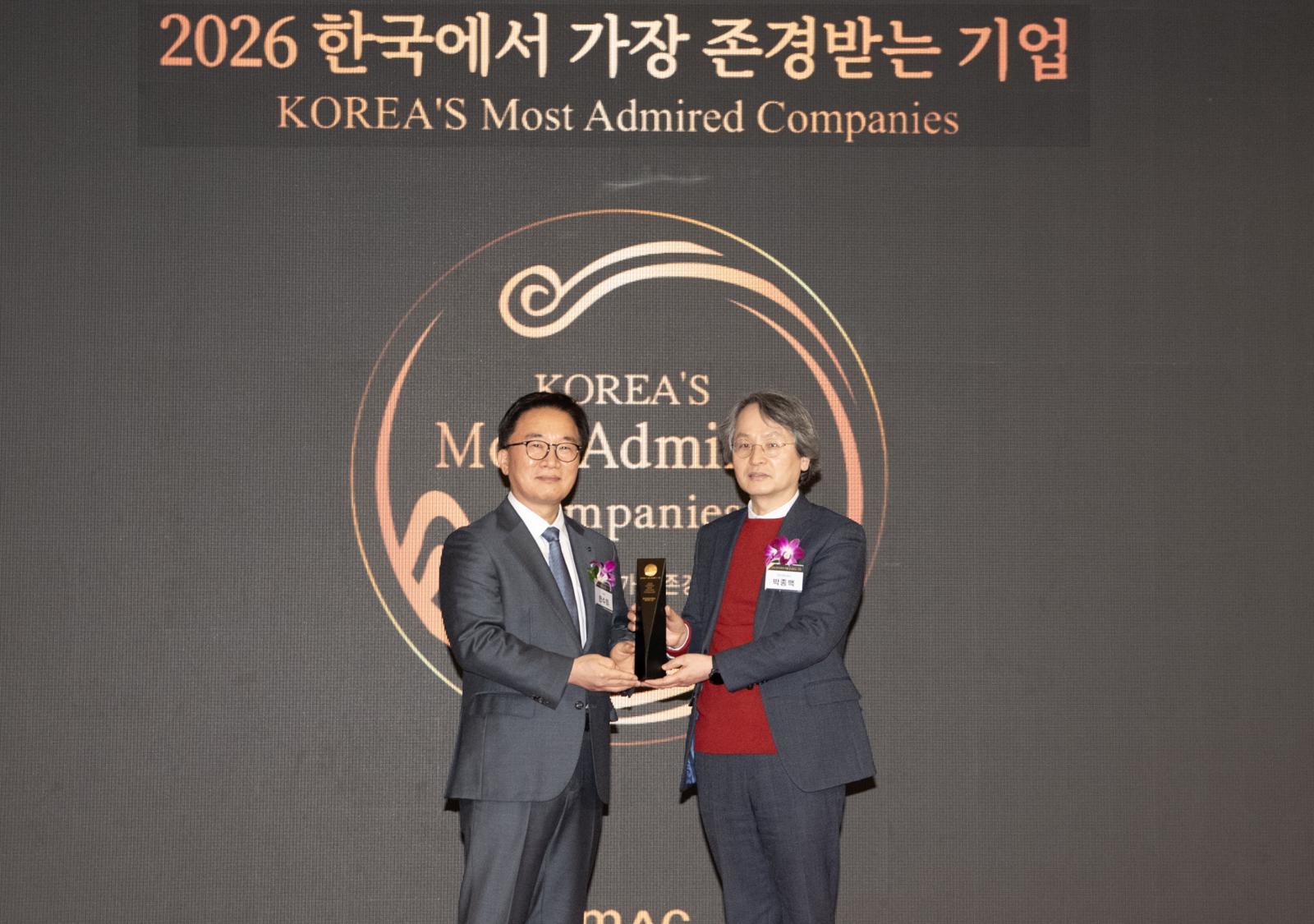 최근 서울 여의도 콘래드호텔에서 열린 ‘2026년 한국에서 가장 존경받는 기업’ 인증식에서 한수희 한국능률협회컨설팅 대표(왼쪽)가 박종백 영진전문대 부총장에게 전문대 부분 1위 인증패를 전달하고 있다. 영진전문대 제공