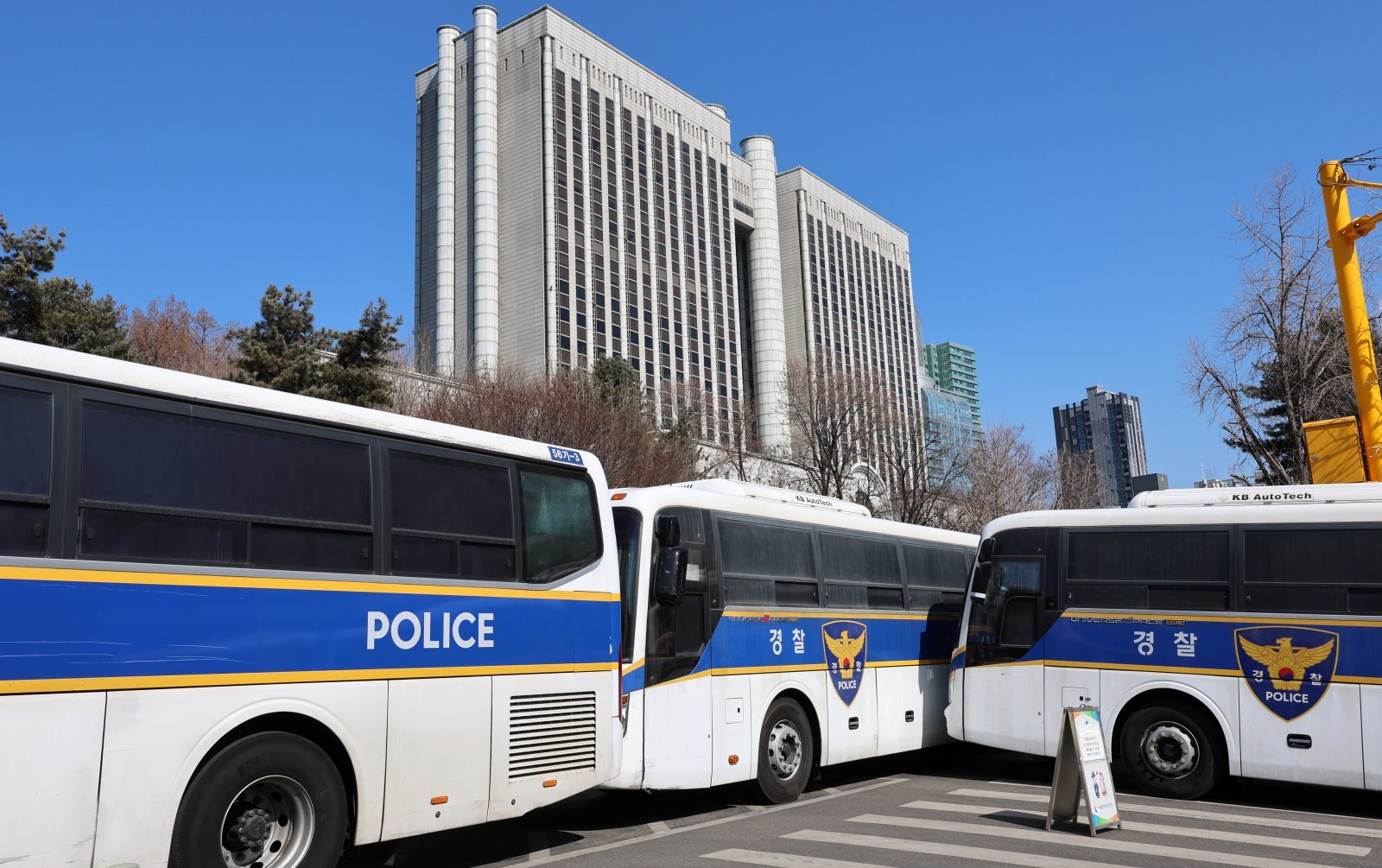 내란 우두머리 혐의로 재판에 넘겨진 윤석열 전 대통령의 1심 선고를 하루 앞둔 18일 오후 서울 서초구 서울중앙지방법원 앞에 경찰버스로 차벽이 설치되어 있다.  서울중앙지법 형사합의25부(부장판사 지귀연)는 오는 19일 오후 3시 내란 우두머리 혐의를 받는 윤 전 대통령의 선고기일을 진행한다. 2026.02.18. [서울=뉴시스]
