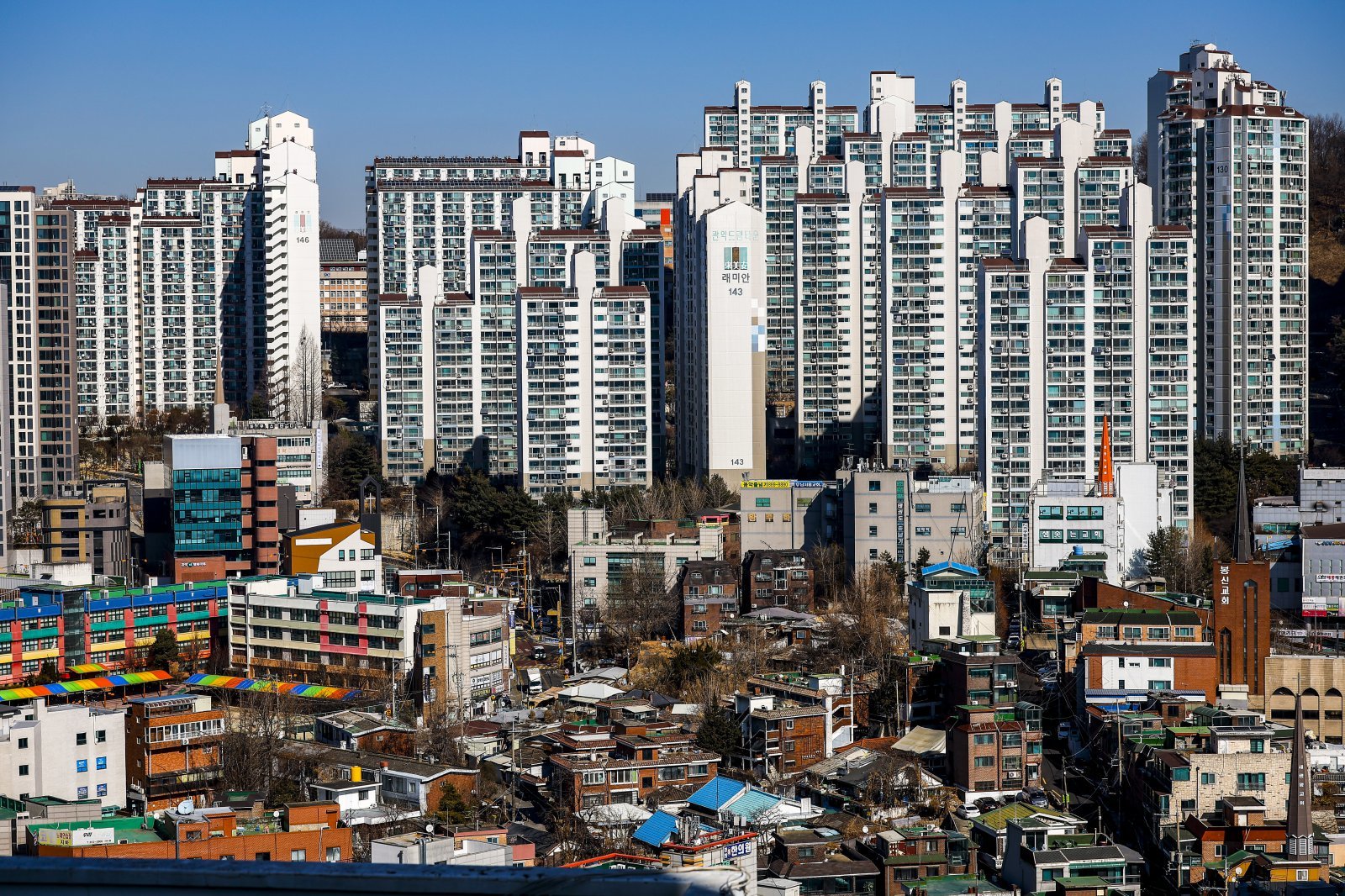 지난주 전국 시·군·구 가운데 아파트 가격이 가장 많이 오른 곳은 경기 용인 수지구와 서울 관악구인 것으로 나타났다. 두 곳은 1주일 전보다 각각 0.59%와 0.57% 뛰며 높은 상승세를 기록했다. 상대적으로 덜 오른 데다 절대 금액이 적은 서울 외곽과 경기권에 수요가 몰리는 분위기다.   사진은 9일 서울 관악구 아파트. 2026.02.09 뉴시스