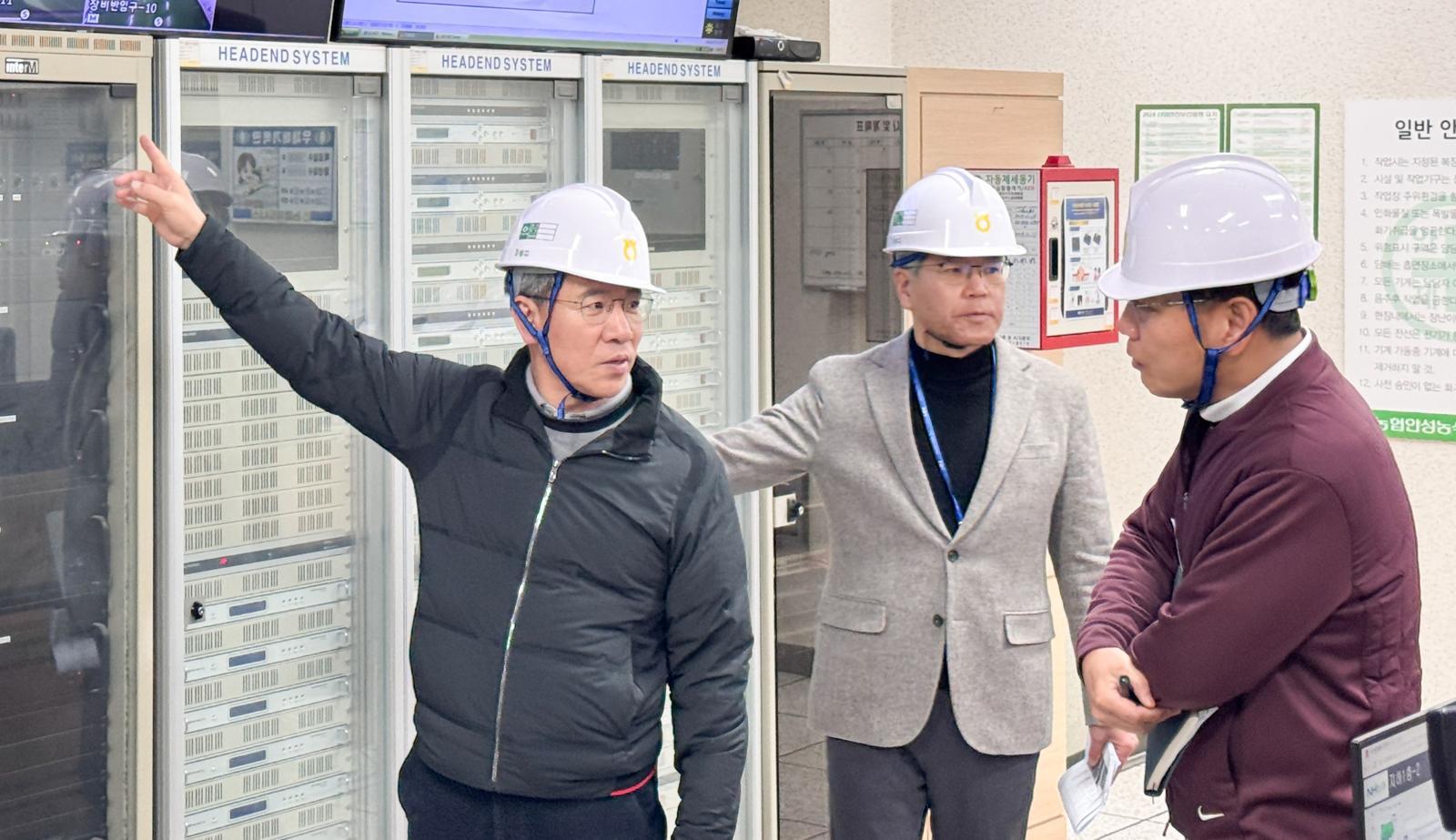 박서홍 농협중앙회 부회장(사진 왼쪽)이 지난 13일 경기 안성농식품물류센터를 방문해 현장 상황을 살펴보고 있다.