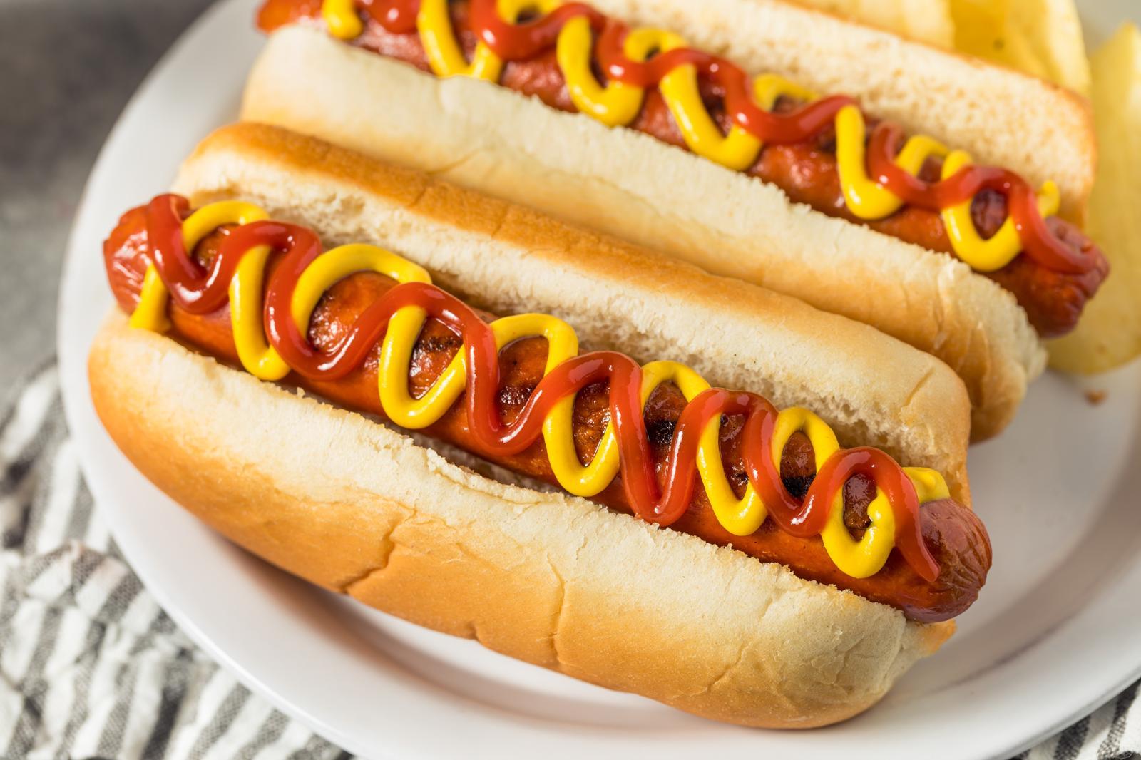 가공육이 들어간 핫도그. 2021년 네이처 푸드(Nature Food)에 발표된 연구에서는 핫도그 한 개가 건강수명에 평균 -36분 영향을 미칠 수 있다는 모델링 결과가 제시됐다.