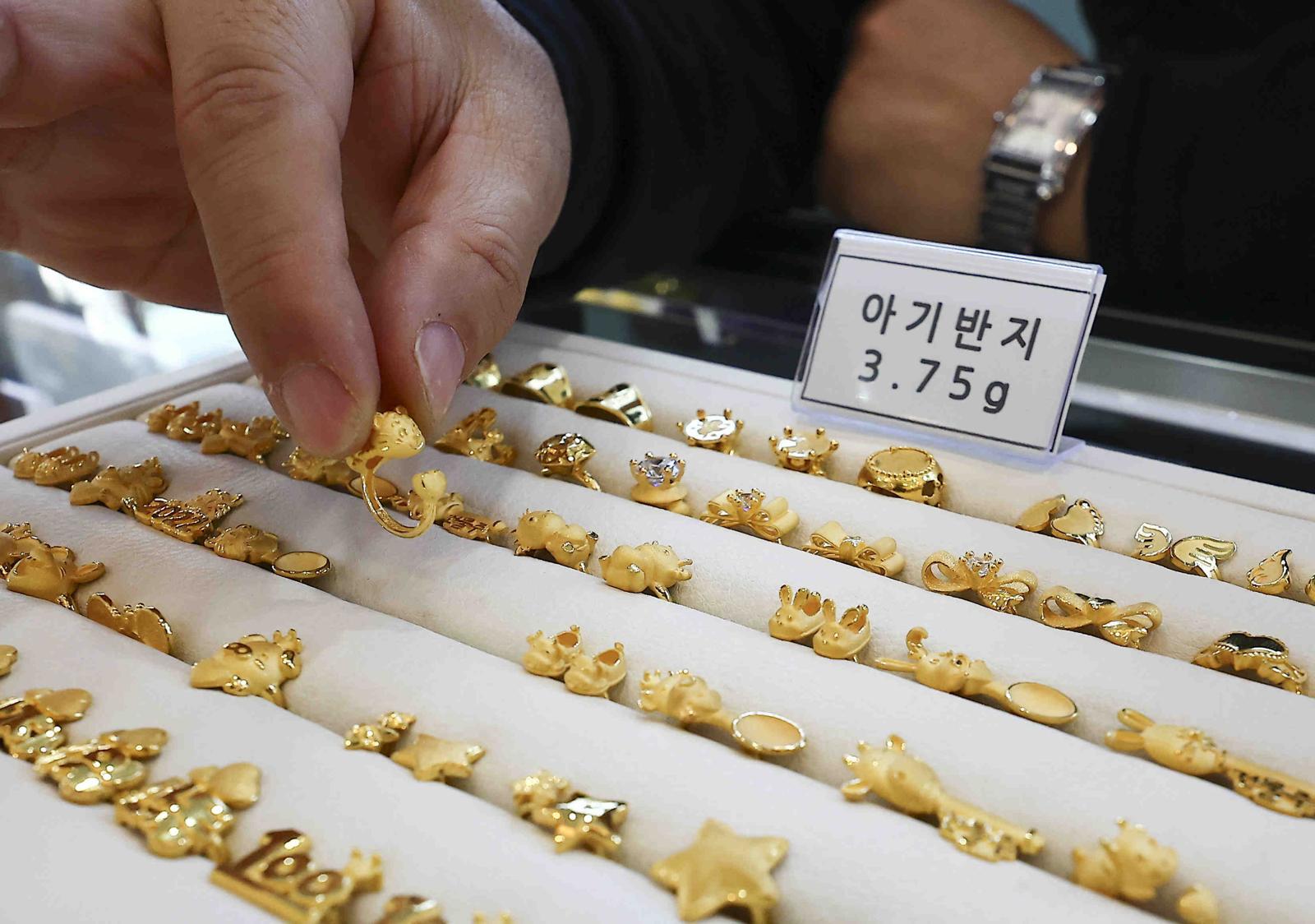 11일 서울 종로구 한국금거래소 종로본점에서 직원이 금 돌반지를 들어보이고 있다.  국내 금가격도 연일 사상 최고치를 갈아치고 있다. 11일 오후 현재 한국금거래소 홈페이지 기준 금1돈 구매비용은 592,000원을 기록하고 있다. 2025.02.11. 서울=뉴시스
