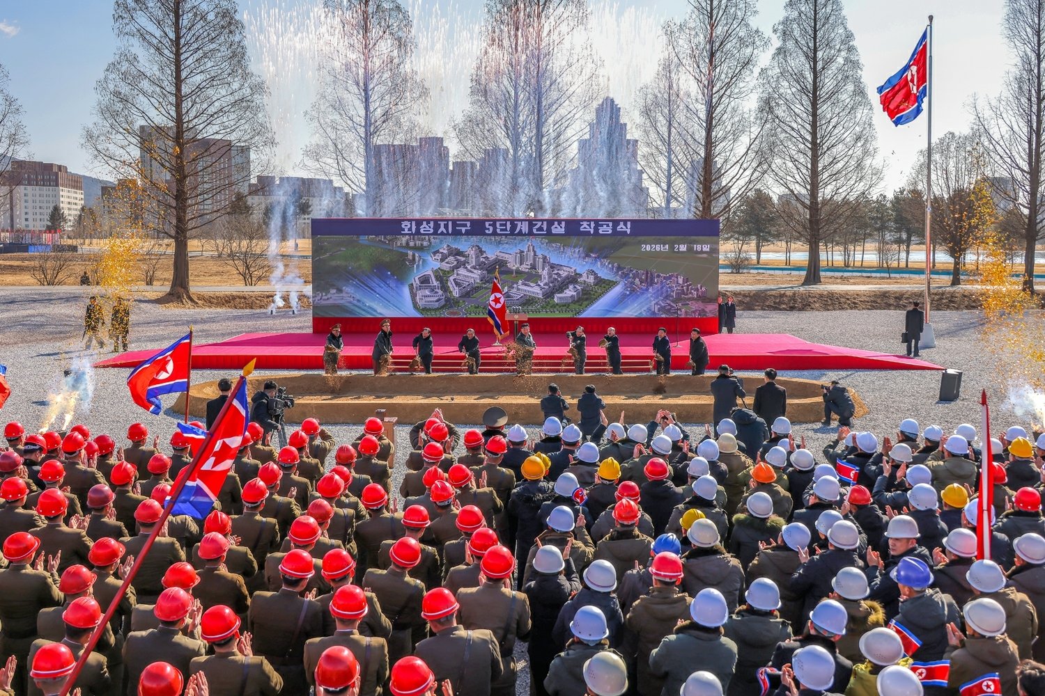 북한 노동당 기관지 노동신문은 김정은 당 총비서 참석 하에 지난 18일 ‘화성지구 5단계’ 건설 착공식이 진행됐다고 19일 보도했다. [국내에서만 사용가능. 재배포 금지. DB 금지. For Use Only in the Republic of Korea. Redistribution Prohibited] (평양 노동신문=뉴스1)