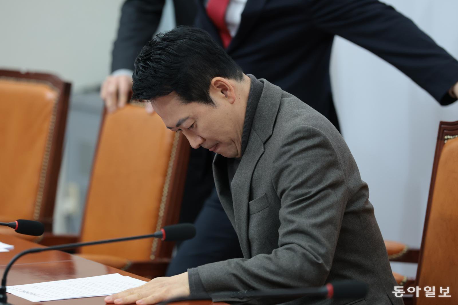 국민의힘 장동혁 대표가 19일 서울 여의도 국회에서 열린 최고위원회의에 참석해 자리로 향하고 있다. 박형기 기자 oneshot@donga.com