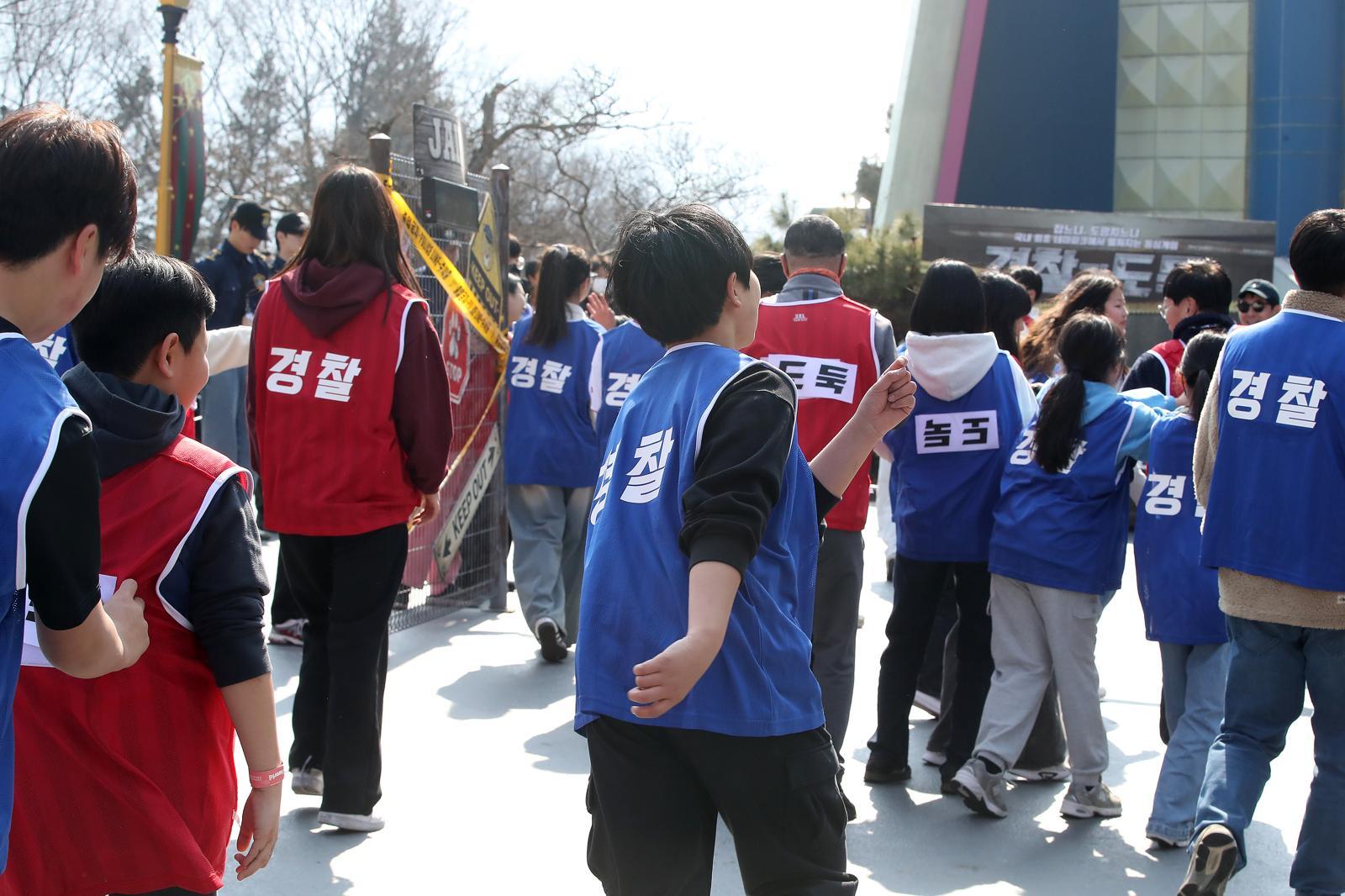 설 연휴 마지막 날인 지난 18일 오후 대구 달서구 테마파크 이월드를 찾은 시민들이 경찰과 도둑으로 팀을 나눠 쫓고 쫓기는 추격전을 펼치는 ‘경도 게임’을 즐기고 있다. (사진은 기사 내용과 무관함)  뉴스1