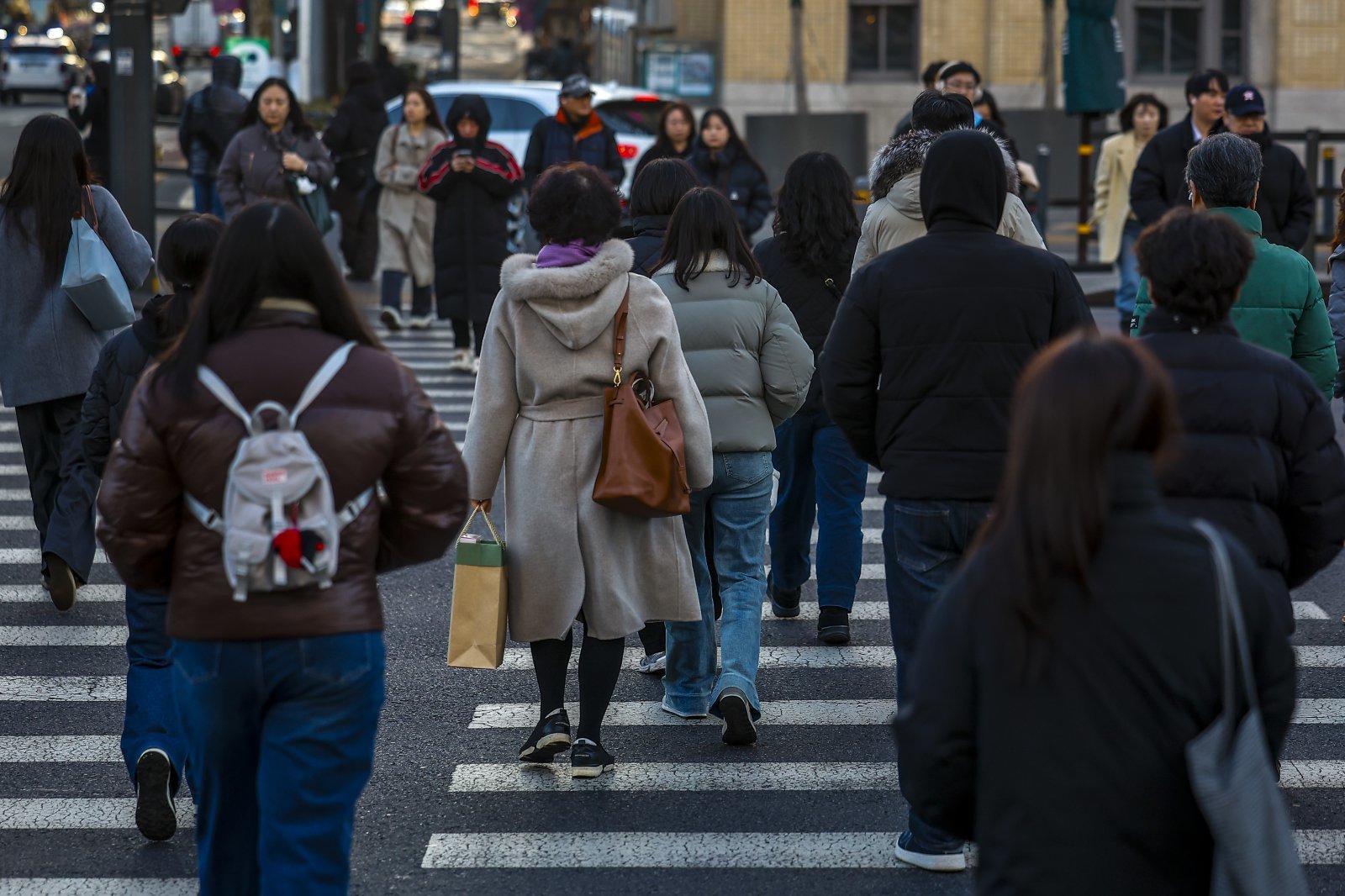 설 연휴가 지난 19일 서울 종로구 광화문네거리에서 시민들이 이동하고 있다. 2026.02.19. 서울=뉴시스