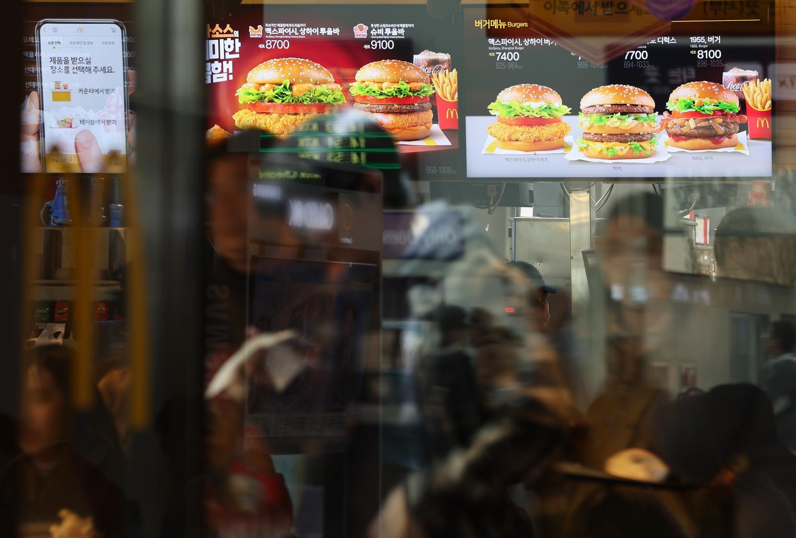 서울의 한 맥도날드에서 시민들이 햄버거를 고르고 있다.  2025.3.31 ⓒ 뉴스1