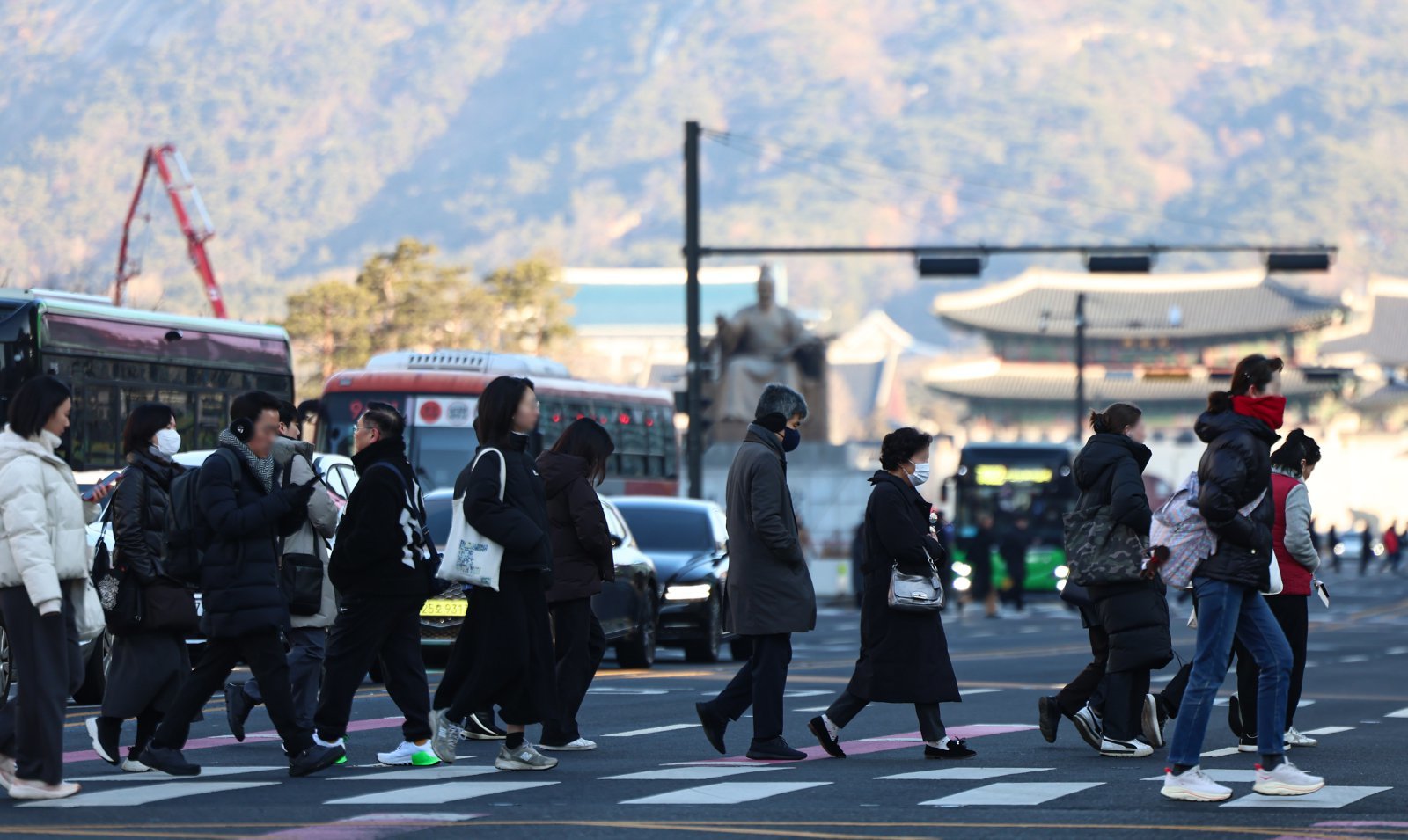 설 연휴가 끝난 19일 서울 종로구 광화문네거리에서 직장인들이 출근길 발걸음을 옮기고 있다. 2026.2.19 뉴스1