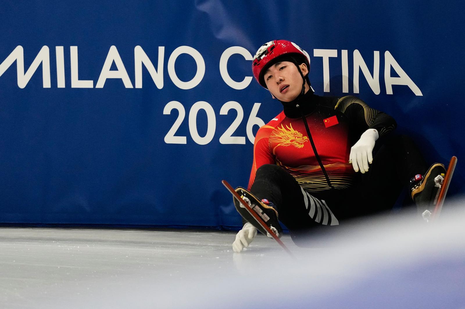 15일 열린 2026 밀라노-코르티나담페초 겨울올림픽 쇼트트랙 남자 1500m 준준결선에서 넘어지며 준결선 진출에 실패한 중국의 린샤오쥔. 2018년 평창 대회에서 태극마크를 달고 남자 1500m 금메달, 500m 동메달을 땄던 린샤오쥔은 오성홍기를 달고 8년 만에 선 올림픽 무대에서 한 개의 메달도 건지지 못했다. 밀라노=AP 뉴시스