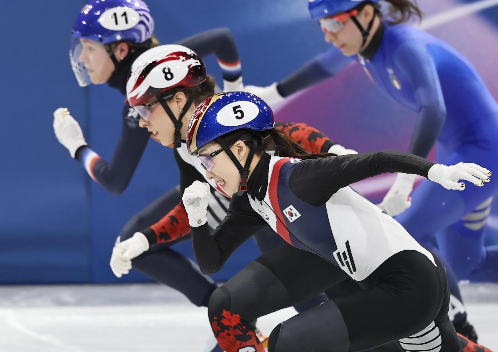 쇼트트랙 최민정이 18일(현지 시간) 이탈리아 밀라노 아이스스케이팅 아레나에서 열린 2026 밀라노·코르티나 담페초 동계올림픽 여자 쇼트트랙 3000m 계주 결승에서 스타트를 하고 있다. 2026.02.19. [밀라노=뉴시스]