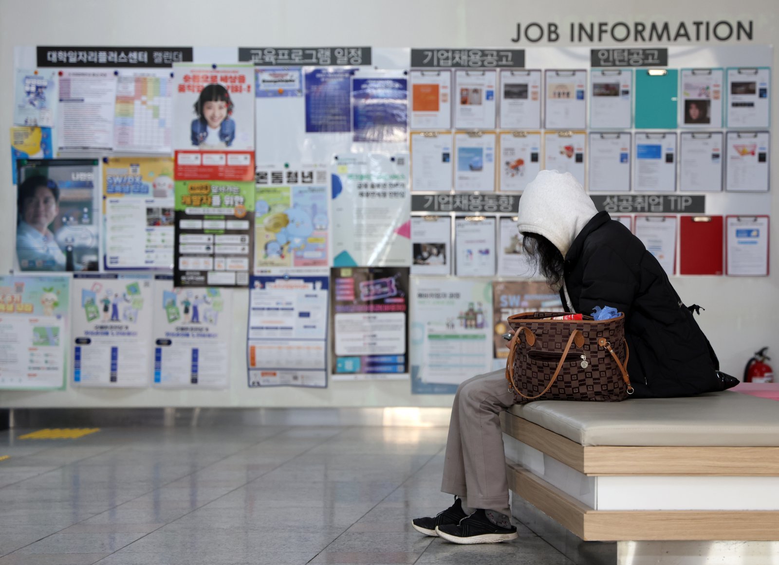 서울 시내의 한 대학교 일자리플러스센터에 학생이 채용정보 게시판 앞에 앉아 있다. 2025.12.30 서울=뉴시스