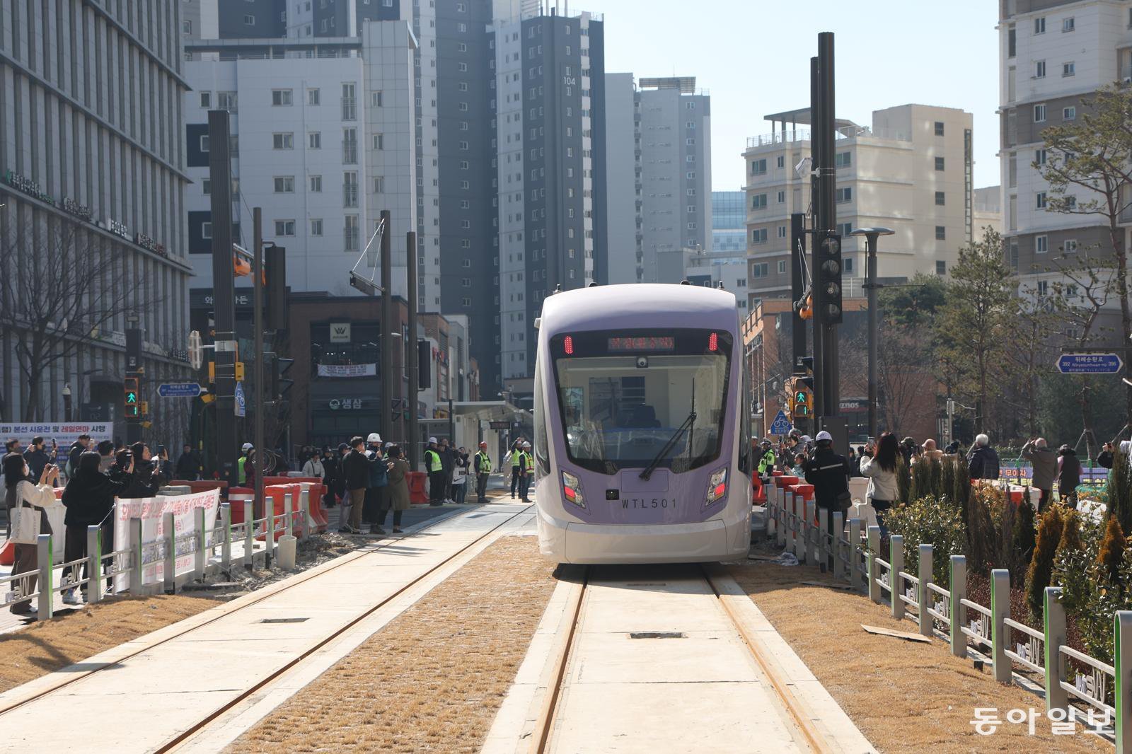 19일 서울 송파구 위례신도시에서 위례선 트램 차량 시운전이 시작됐다. 시운전은 차량과 시설물 정상작동 여부와 주행, 제동, 신호체계의 안전성을 확인하기 위해서다.  김재명 기자 base@donga.com