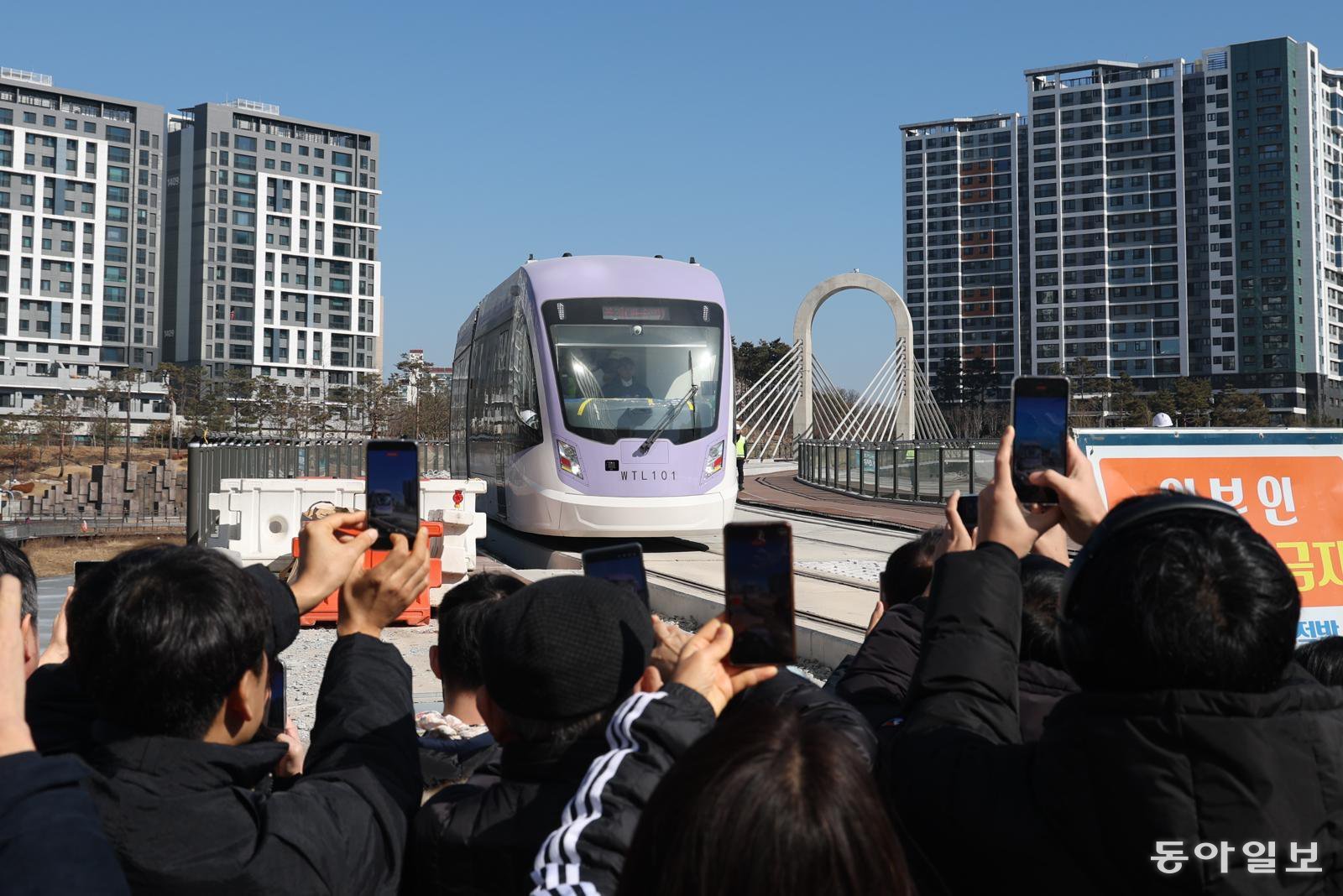 19일 서울 송파구 위례신도시에서 위례선 트램 차량 시운전이 시작됐다. 주민들이 사진을 찍고있다. 김재명 기자 base@donga.com