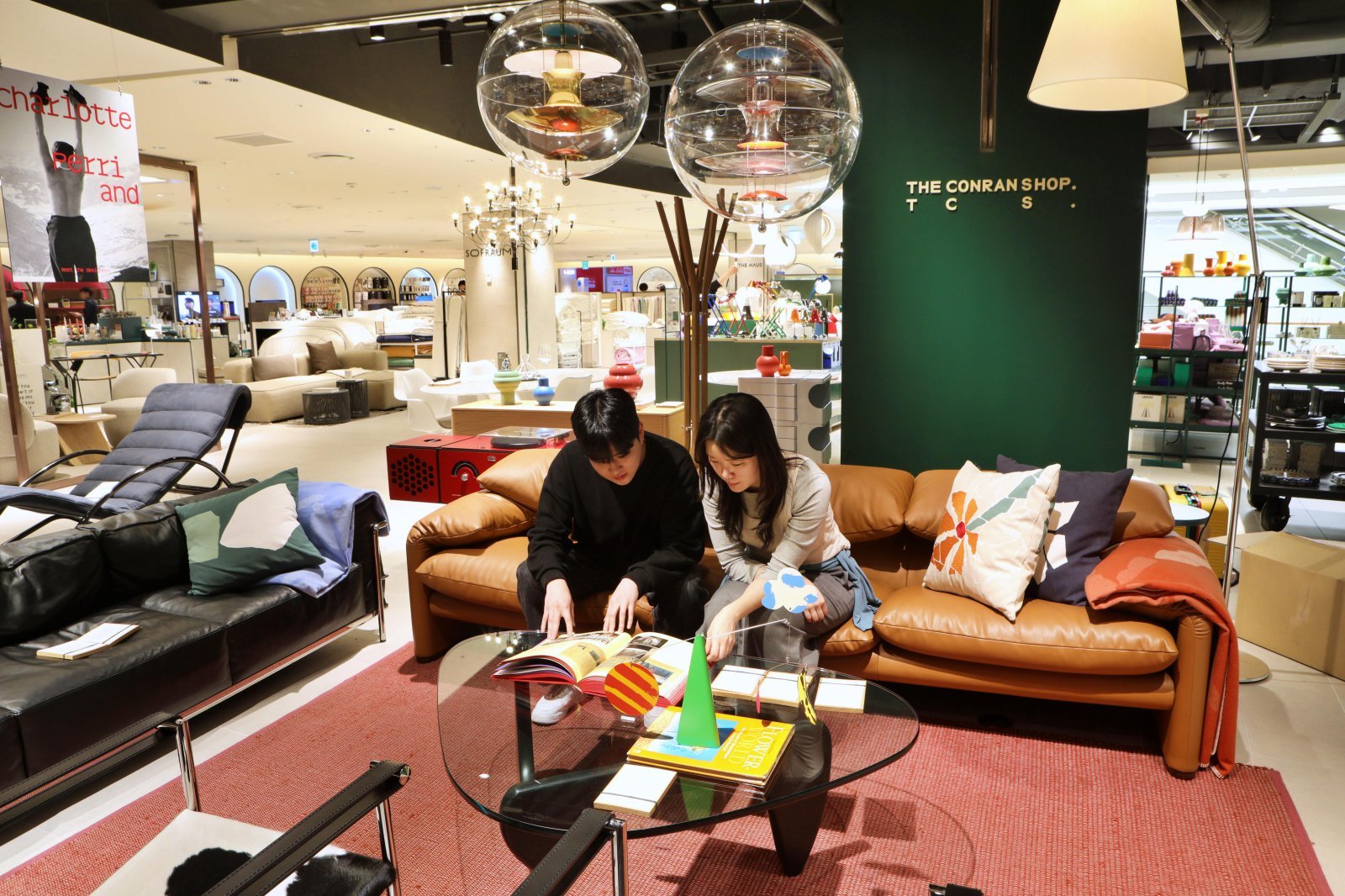 서울시 중구 소공동에 위치한 롯데백화점 본점 8층 더콘란샵에서 두 남녀가 소개 책자를 보고 있다.