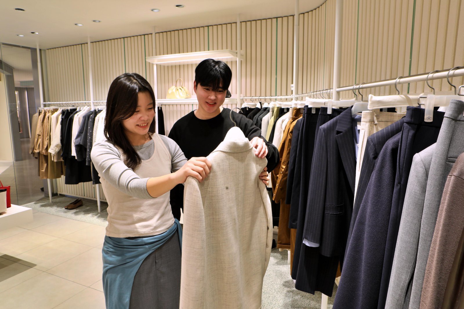 서울시 중구 소공동에 위치한 롯데백화점 본점 4층 구호에서 두 남녀가 옷을 보고 있다.