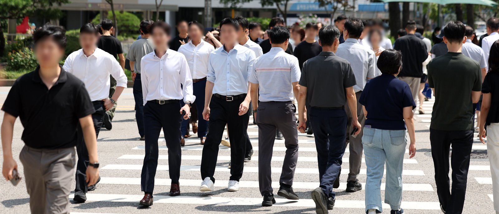국내 대기업 전반에 인력 고령화가 가속화되고 있다. 5일 리더스인덱스에 따르면 연령별 인력 구성 비교가 가능한 주요 대기업 124곳을 분석한 결과 지난해 처음으로 ‘50세 이상’의 비중이 ‘30세 미만’을 추월했다.  조사 대상 기업 직원 중 50세 이상은 2022년 19.5%에서 2024년 20.1%로 증가한 반면, 같은 기간 30세 미만은 21.0%에서 19.8%로 감소한 것으로 나타났다. 관련 조사가 시작된 이래 세대 역전 현상이 나타나고 30세 미만 직원 비중이 20% 아래로 떨어진 것은 이번이 처음이다. 5일 서울 시내 기업 밀집 지역에서 직장인들이 오가고 있다. 2025.08.05. 서울=뉴시스