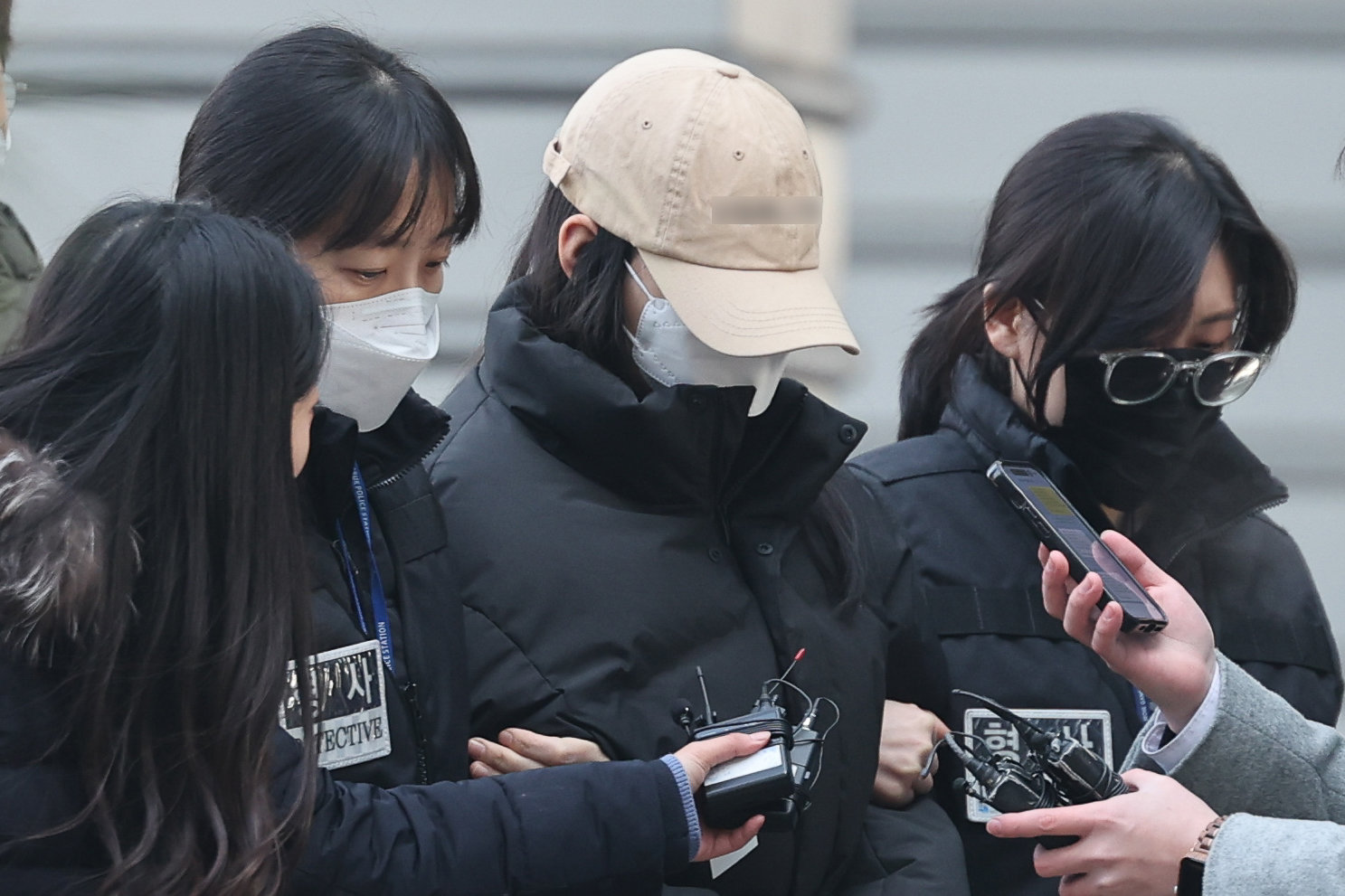 강북구 수유동 모텔에서 약물이 든 음료를 건네 타인을 숨지게 한 혐의를 받는 20대 여성이 12일 오전 서울 도봉구 북부지방법원에서 열린 영장실질심사(구속 전 피의자 심문)에 출석하고 있다. ⓒ 뉴스1