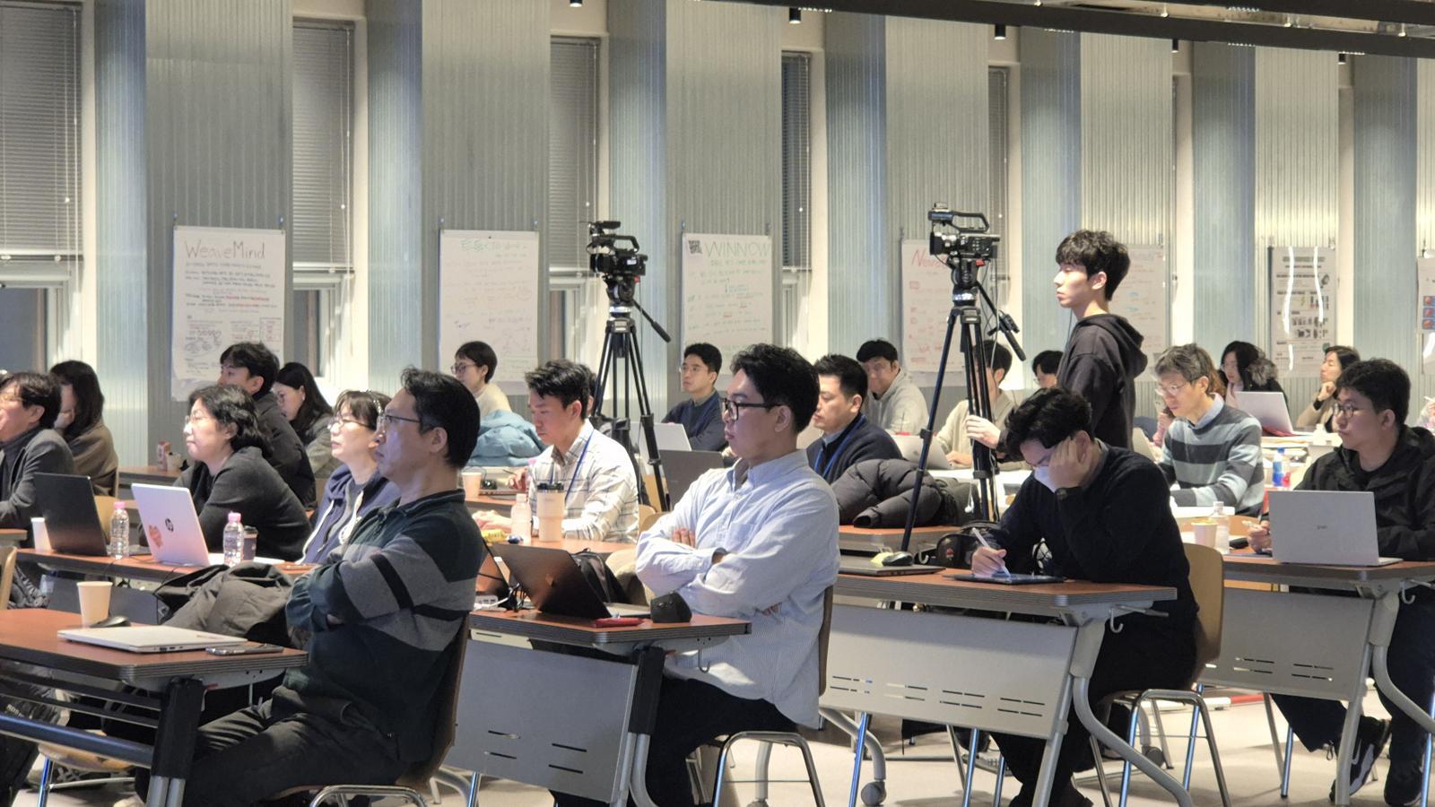 가천대 교수들이 겨울방학 대학 코코네스쿨에서 열린 4주 몰입형 ‘AI 교육 역량 강화 프로그램’에 참여해 강의를 듣고 있다. 가천대 제공