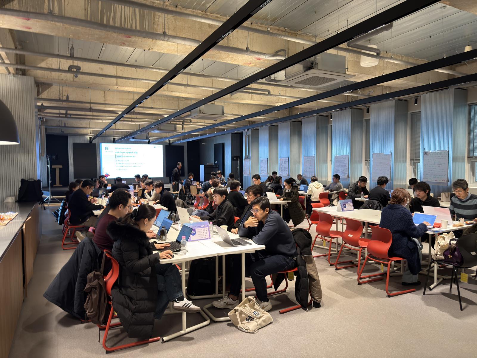 가천대 교수들이 겨울방학 대학 코코네스쿨에서 열린 4주 몰입형 ‘AI 교육 역량 강화 프로그램’에 참여해 강의를 듣고 있다. 가천대 제공