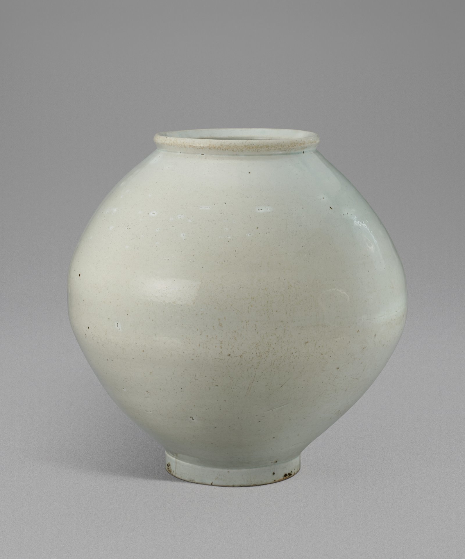 조선백자 달항아리, 조선시대 (18 세기), 높이: 42.5cm, 지름: 42.5cm. 추정가: 100만 - 200만 미국 달러(한화 약 14.5 억 - 29 억 원) (CHRISTIE‘S IMAGES LTD. 2026 제공)