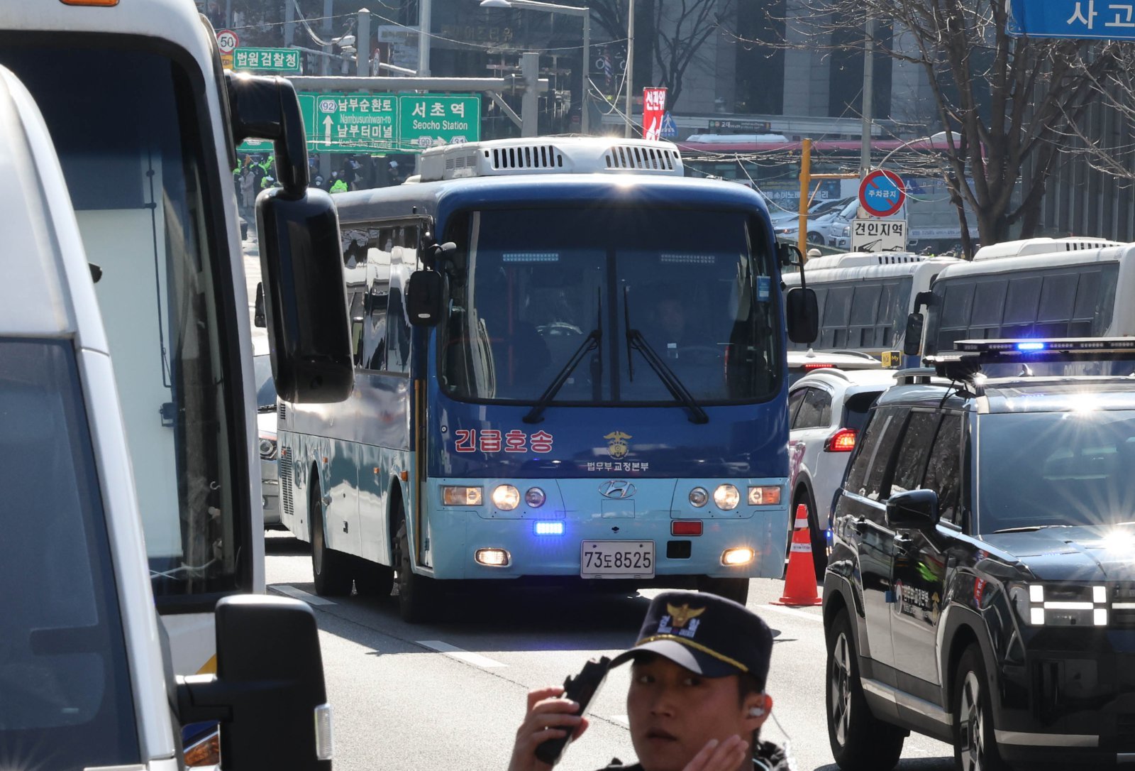 윤석열 전 대통령의 내란 우두머리 혐의에 대한 1심 선고일인 19일 오후 서울 서초구 중앙지방법원으로 윤 전 대통령을 태운 호송차가 들어가고 있다. 2026.02.19 뉴시스