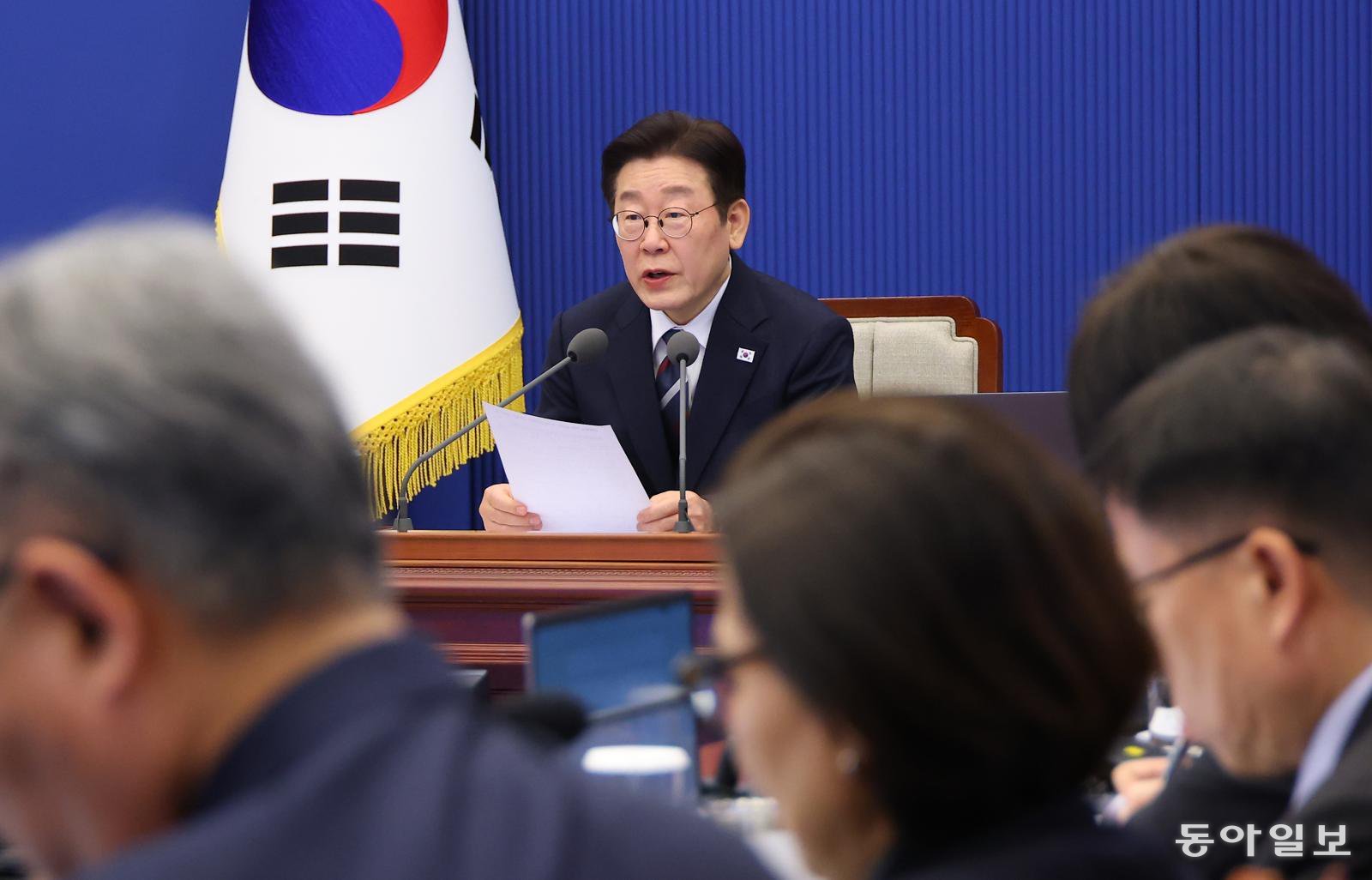 이재명 대통령이 19일 오후 서울 청와대 여민관에서 열린 수석보좌관회의에서 모두발언을 하고 있다. 2026.2.19 송은석 기자 silverstone@donga.com