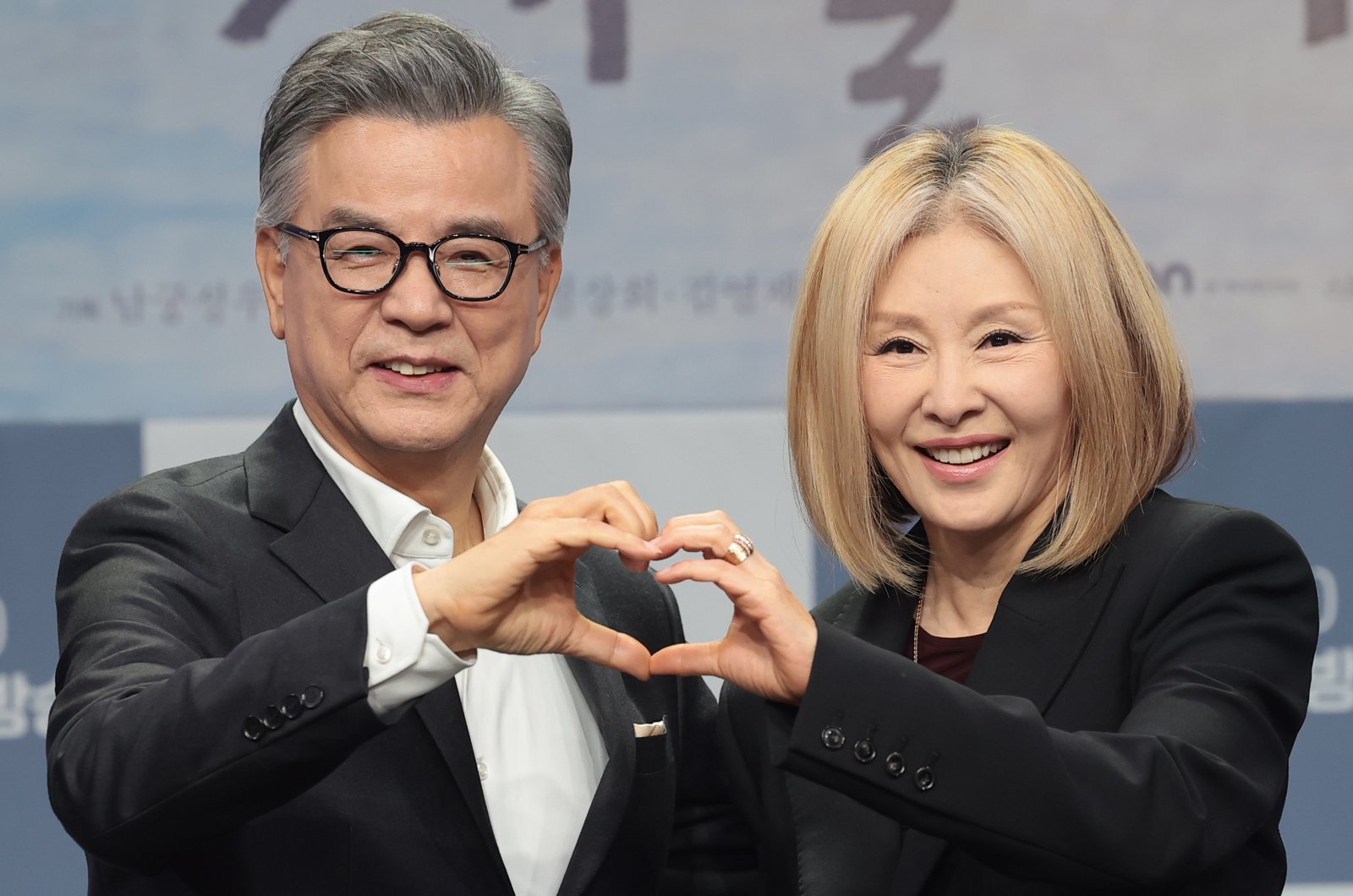 배우 강석우와 이미숙(오른쪽)이 19일 오후 서울 마포구 MBC 상암 신사옥에서 열린 MBC 새 금토드라마 ‘찬란한 너의 계절에’(극본 조성희/연출 정상희) 제작발표회에서 포즈를 취하고 있다. ‘찬란한 너의 계절에’는 매일 신나는 여름방학처럼 사는 남자 찬과 스스로를 겨울에 가둔 여자 란이 운명처럼 만나, 얼어 있던 시간을 깨우는 예측 불허 ‘찬란’ 로맨스다. 2026.2.19 뉴스1