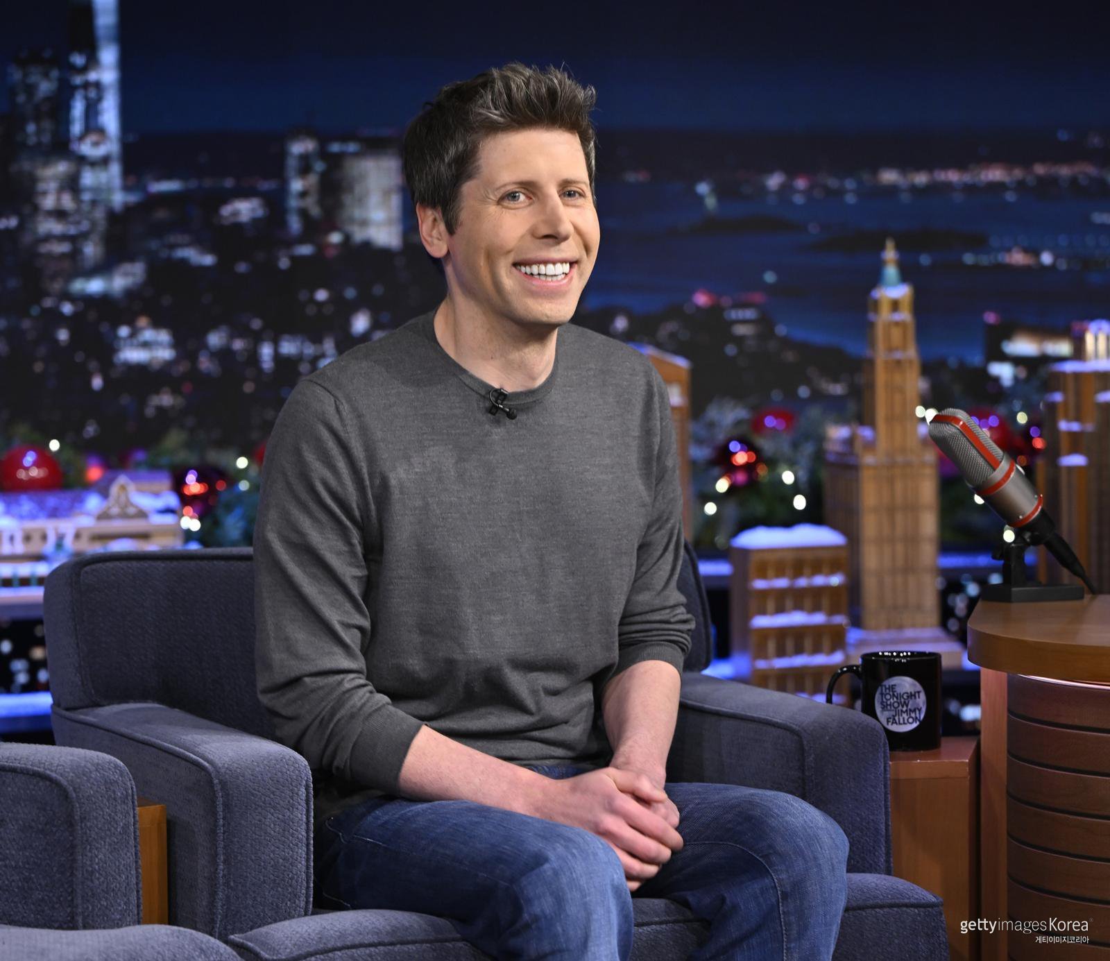 오픈AI 최고경영자(CEO) 샘 올트먼이 미국 NBC ‘더 투나잇 쇼’ 인터뷰에 출연한 모습. 오픈AI는 1000억달러 규모의 초대형 투자 유치를 추진하며 AI 인프라 경쟁의 중심에 서 있다. ⓒGetty Images