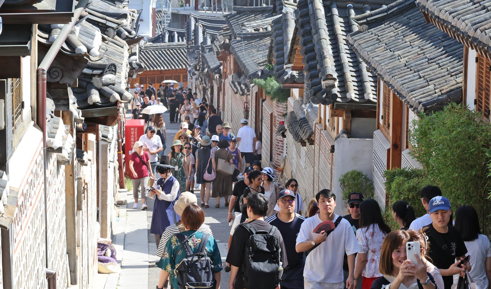 서울 종로구 북촌을 찾은 외국인 관광객들이 한옥마을을 관람하고 있다.(사진은 기사와 무관) 2025.9.2 ⓒ 뉴스1