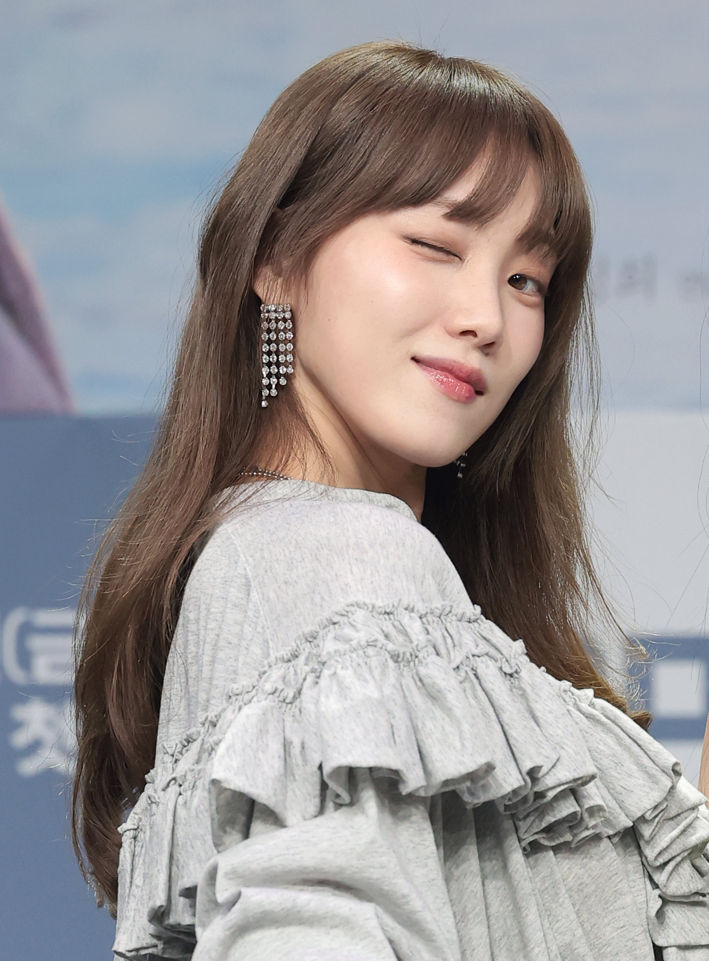 배우 이성경이 19일 오후 서울 마포구 MBC 상암 신사옥에서 열린 MBC 새 금토드라마 ‘찬란한 너의 계절에’(극본 조성희/연출 정상희) 제작발표회에서 포즈를 취하고 있다. ‘찬란한 너의 계절에’는 매일 신나는 여름방학처럼 사는 남자 찬과 스스로를 겨울에 가둔 여자 란이 운명처럼 만나, 얼어 있던 시간을 깨우는 예측 불허 ‘찬란’ 로맨스다. 2026.2.19 뉴스1