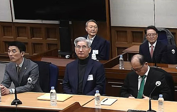 윤석열 전 대통령이 19일 오후 서울 서초구 서울중앙지방법원에서 열린 12·3 비상계엄 관련 내란 우두머리 혐의 사건 1심 선고공판에 출석해 자리에 앉아 있다. 서울중앙지법 제공