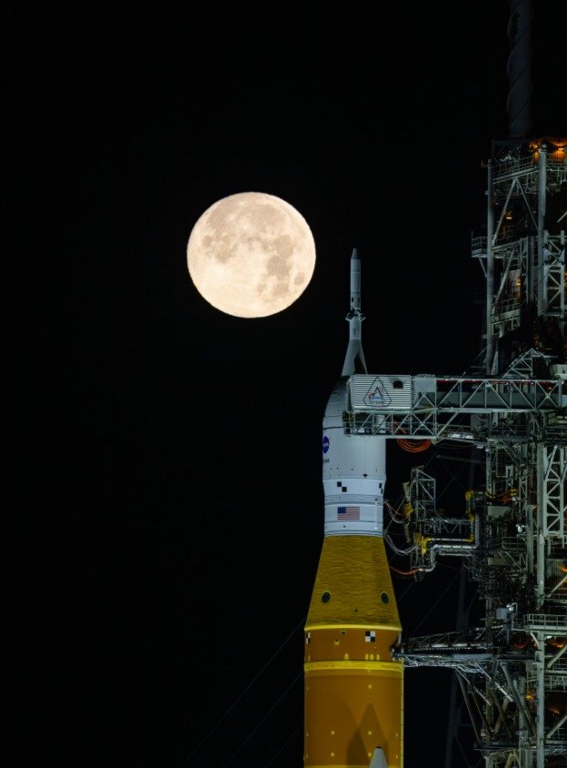 1일(현지시간) 미국 플로리다주 케네디 우주센터의 이동식 발사대에 설치된 미 항공우주국(NASA)의 우주발사시스템(SLS)과 오리온 우주선 위로 보름달이 환하게 빛나고 있다. 2026.02.19(NASA 제공)
