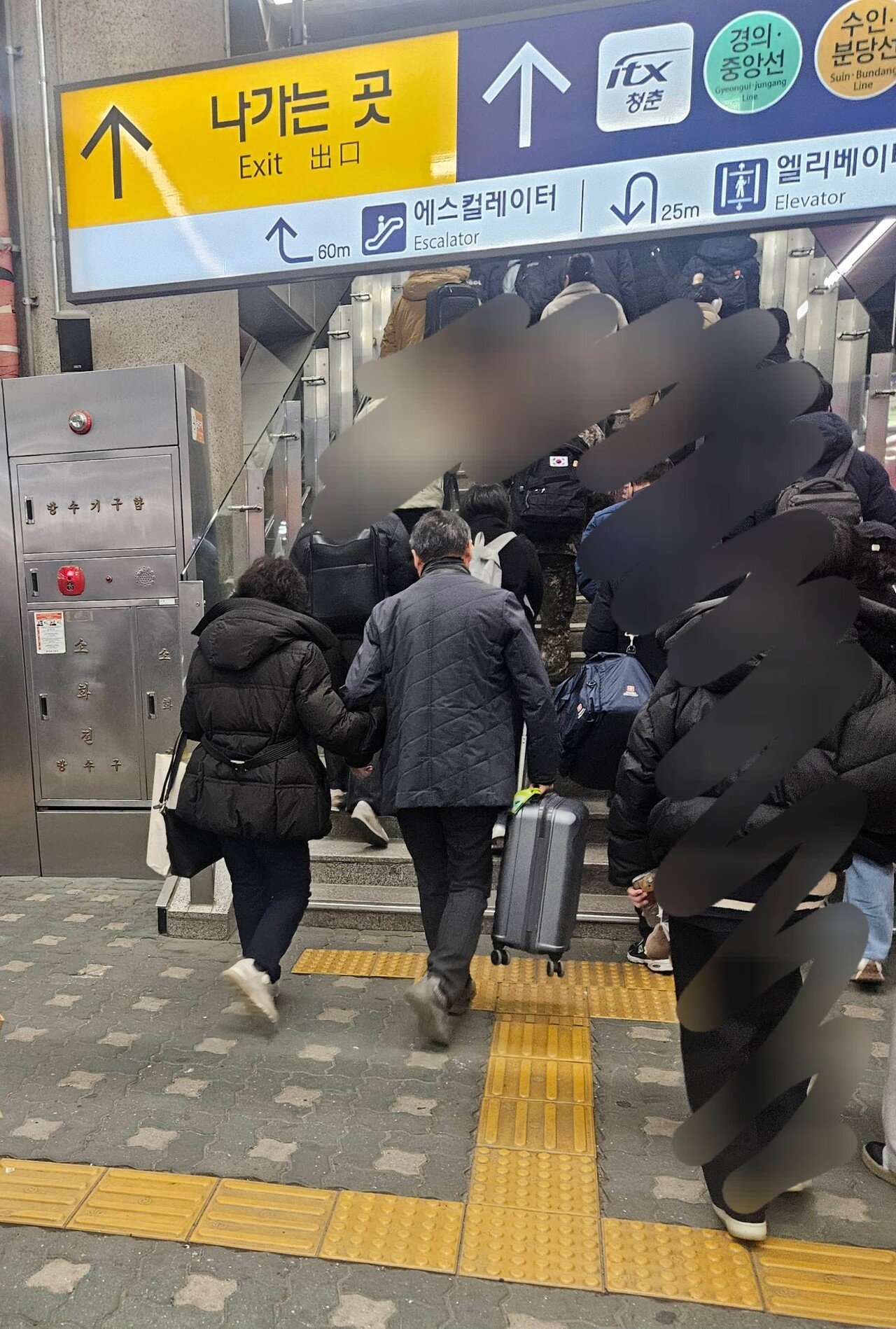 글쓴이에게 자리를 양보한 부부. 직장인 익명 커뮤니티 ‘블라인드’