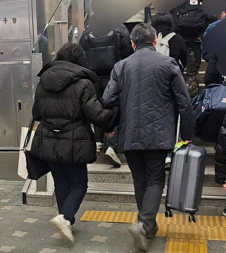 글쓴이에게 자리를 양보한 부부. 직장인 익명 커뮤니티 ‘블라인드’