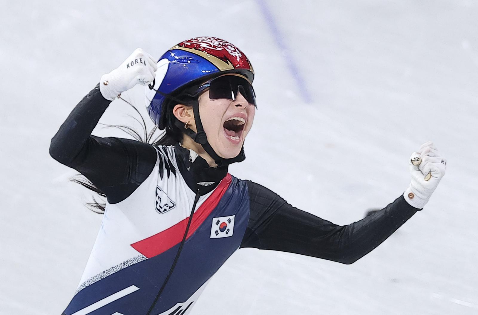 대한민국 여자 쇼트트랙 대표팀 김길리가 18일(현지시간) 이탈리아 밀라노 아이스스케이팅 아레나에서 열린 2026 밀라노·코르티나담페초 동계올림픽 쇼트트랙 여자 3000m 계주 결승에서 금메달을 차지한 후 포효하고 있다. 2026.2.19 ⓒ 뉴스1