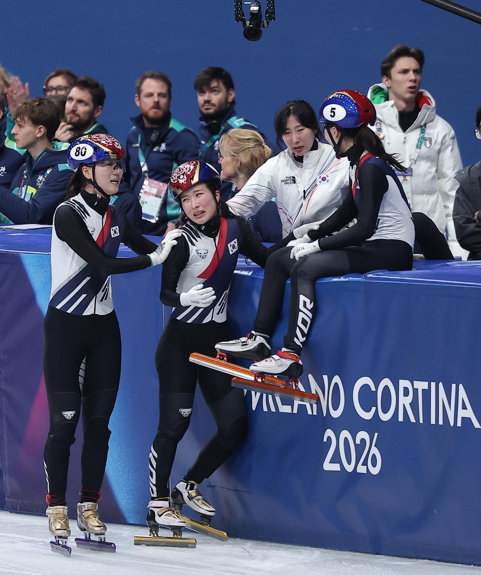대한민국 여자 쇼트트랙 대표팀 노도희(왼쪽부터), 김길리, 이소연, 최민정이 18일(현지시간) 이탈리아 밀라노 아이스스케이팅 아레나에서 열린 2026 밀라노·코르티나담페초 동계올림픽 쇼트트랙 여자 3000m 계주 결승에서 금메달을 차지한 후 기뻐하고 있다. 2026.2.19 ⓒ 뉴스1