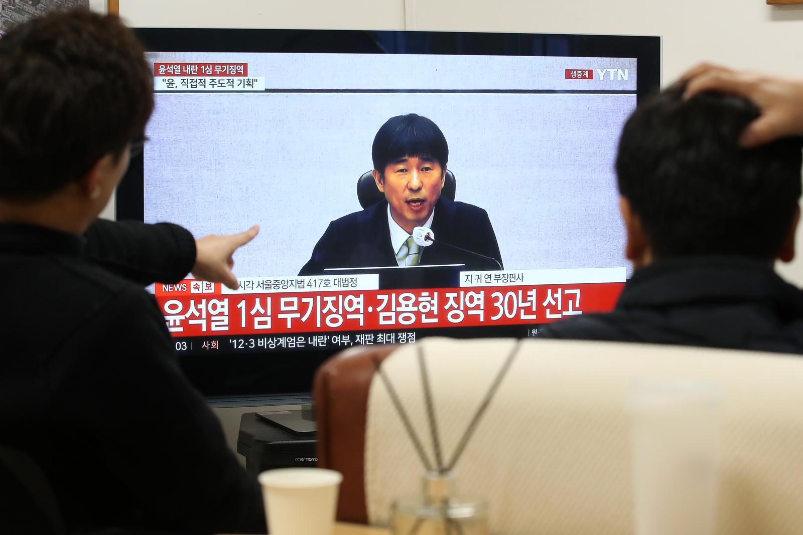 19일 오후 대구 달서구 한 사무실에서 직장인들이 텔레비전 생중계를 통해 윤석열 전 대통령에 대한 내란 우두머리 혐의 등 1심 선고 공판을 지켜보고 있다. 뉴스1