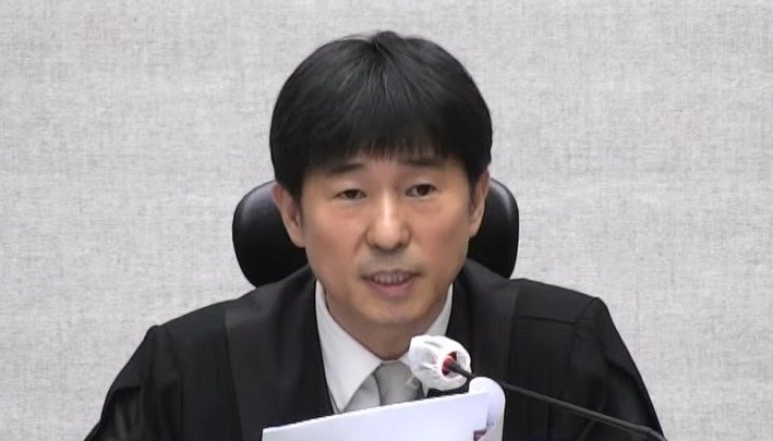 지귀연 부장판사가 19일 오후 서울 서초구 서울중앙지방법원에서 열린 12·3 비상계엄 관련 윤석열 전 대통령 내란 우두머리 혐의 사건 1심 선고공판에서 판결문을 낭독하고 있다. 서울중앙지법 제공