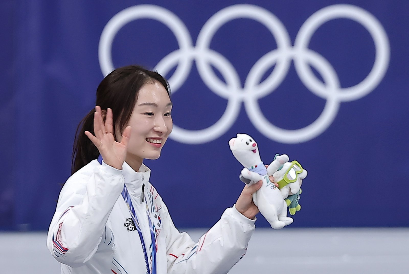 쇼트트랙 여자 3000m 계주 결승에서 금메달을 따낸 최민정이 18일(현지시간) 이탈리아 밀라노 아이스스케이팅 아레나에서 열린 2026 밀라노·코르티나담페초 동계올림픽 쇼트트랙 여자 3000m 계주 시상식을 마친 후 인사하고 있다. 뉴스1