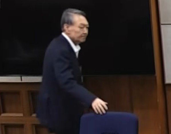 윤석열 전 대통령이 19일 오후 서울 서초구 서울중앙지방법원에서 열린 12·3 비상계엄 관련 내란 우두머리 혐의 사건 1심 선고공판에 출석하고 있다. (서울중앙지법 제공) 2026.2.19