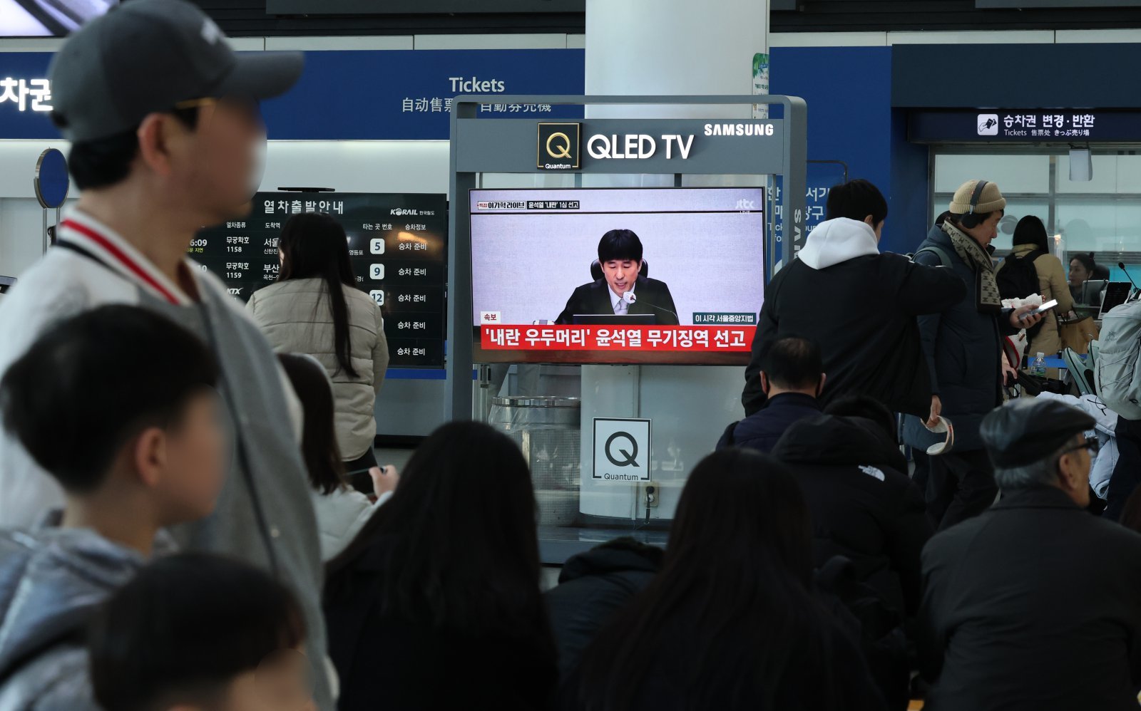 19일 오후 대전역 대합실에서 시민들이 윤석열 전 대통령의 내란 우두머리 혐의 1심 선고 생중계를 시청하고 있다. 윤 전 대통령은 서울중앙지방법원 1심에서 무기징역을 선고받았다. 2026.2.19 뉴스1