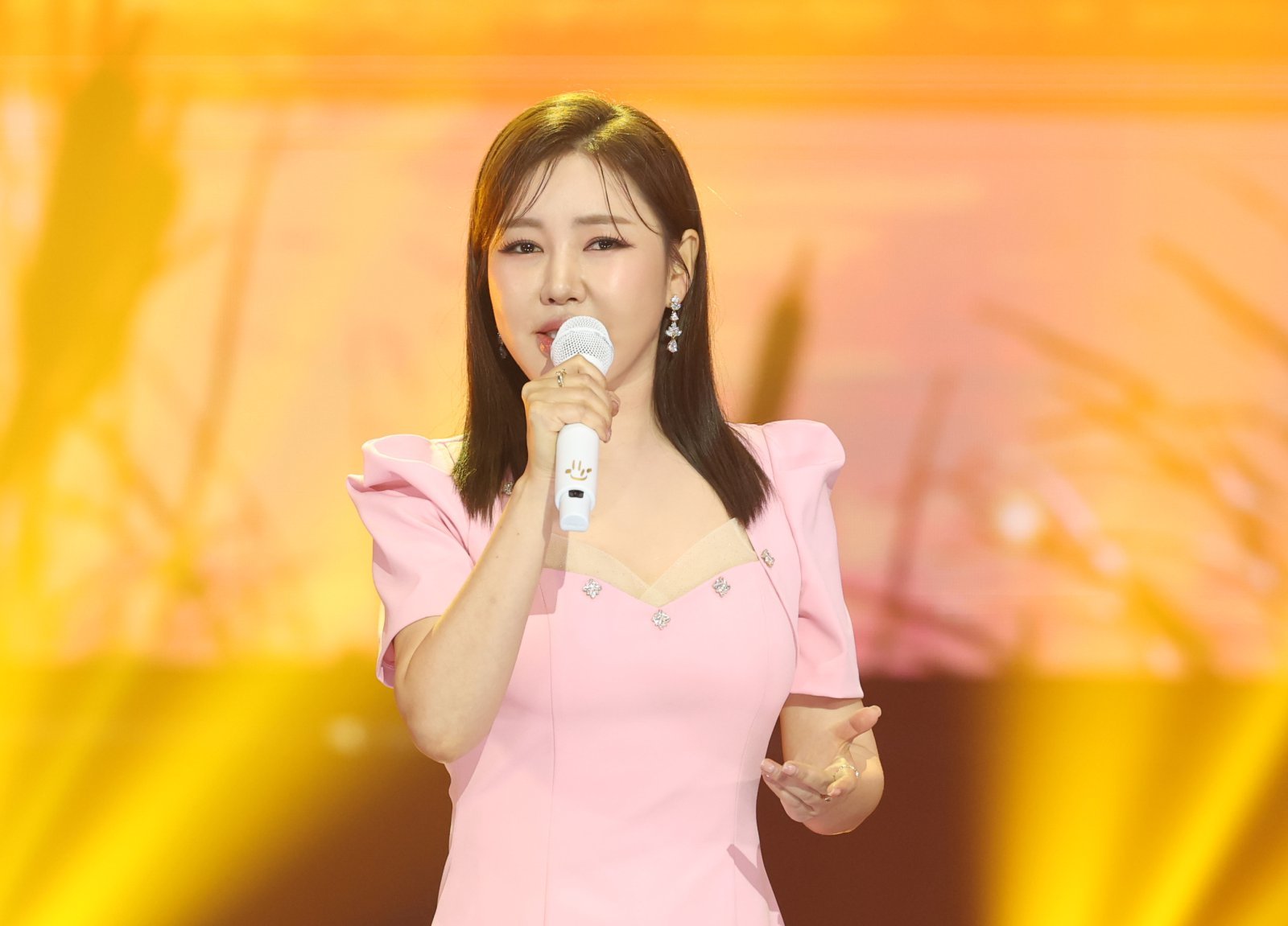 송가인도 ‘트럼프 날벼락 …美 비자 발급 지연 탓 공연 연기