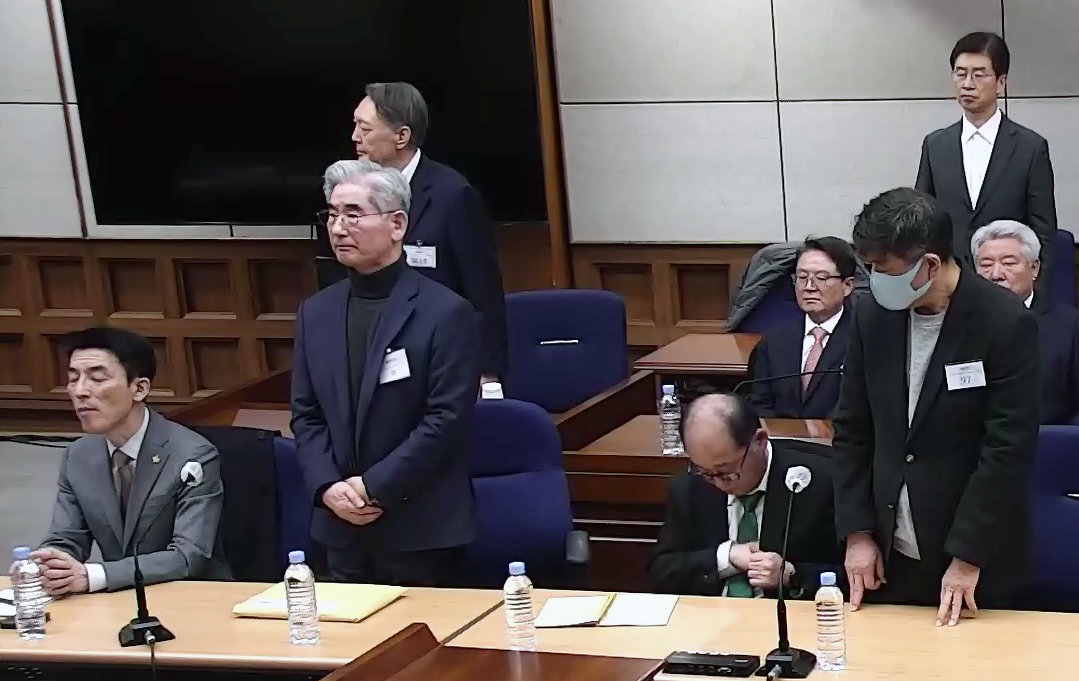 윤석열(왼쪽 위) 전 대통령이 19일 서울 서초구 서울중앙지방법원에서 열린 내란 우두머리 혐의 사건 1심 선고기일에서 지귀연 부장판사의 주문을 듣고 있다. 법원은 내란 우두머리 혐의로 기소된 윤 전 대통령에게 무기징역을 선고했다. 서울중앙지법 제공